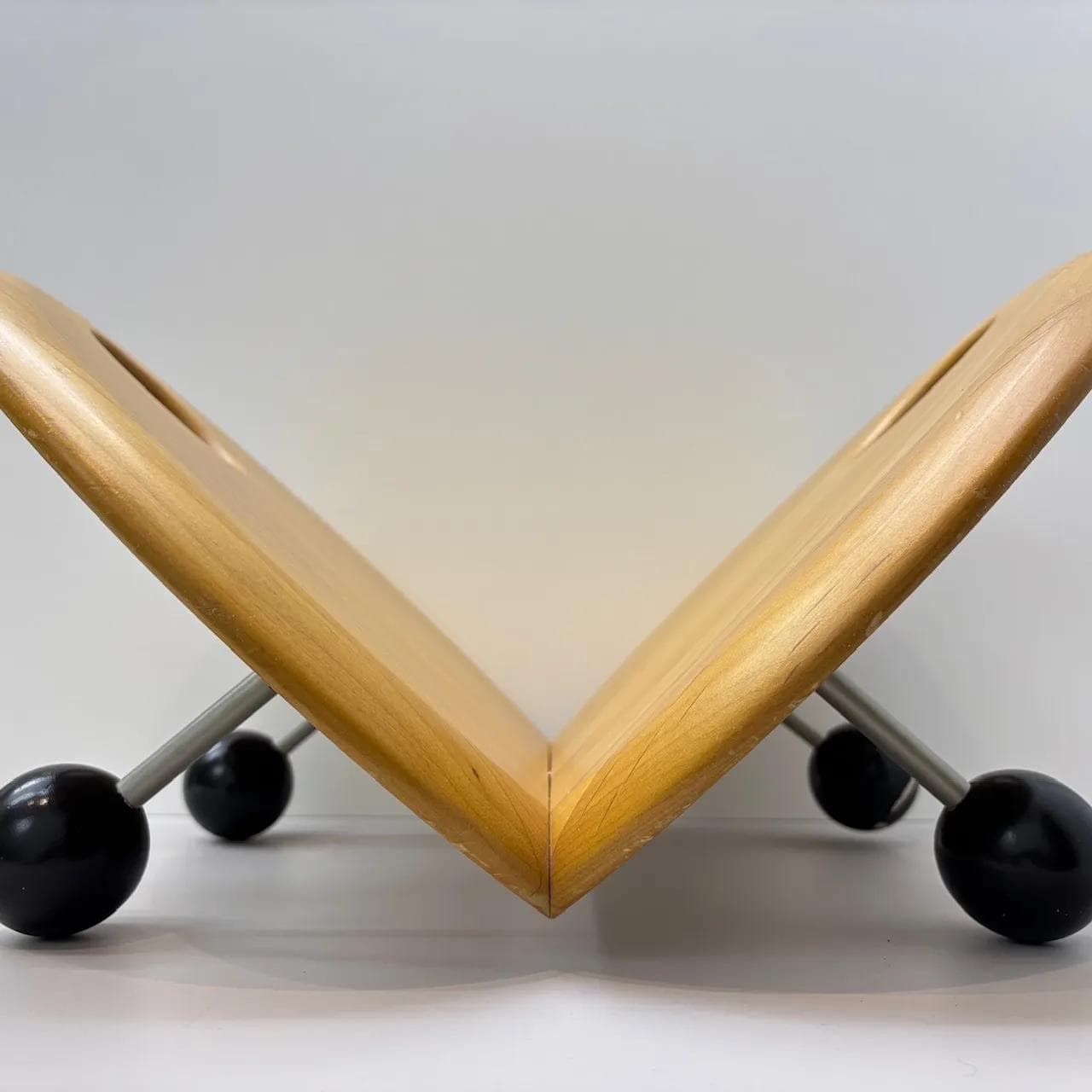 Gazetnik, drewno olcha żółty, buk czarny, Niemcy, lata 80. - 25451