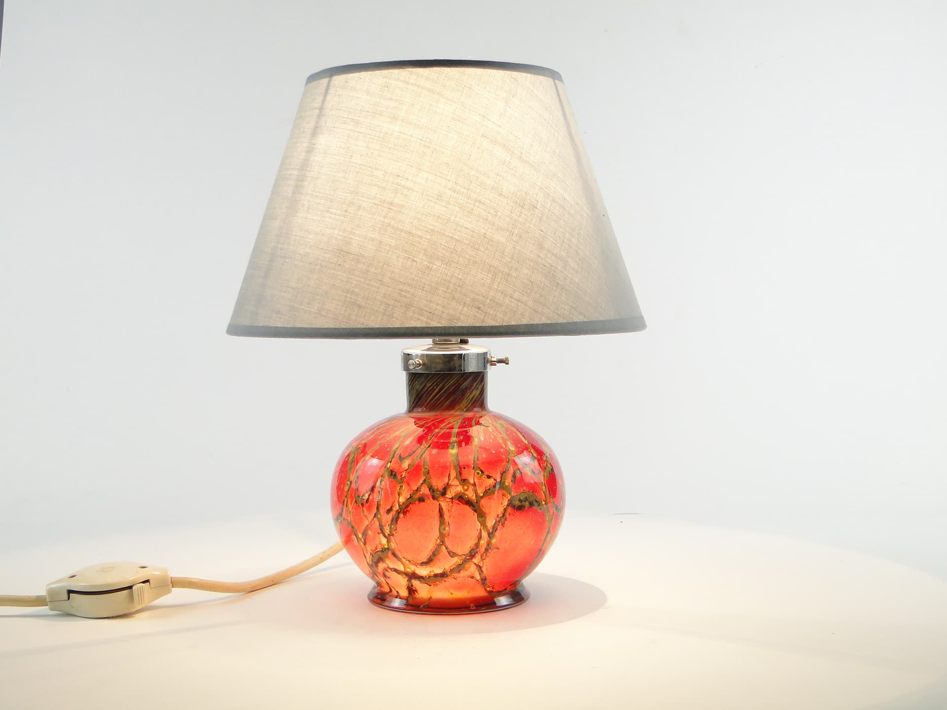 Lampa stołowa Ikora, szkło czerwony pomarańczowy żółty brązowy, abażur tkanina szary, WMF, Niemcy, lata 30. - 343190