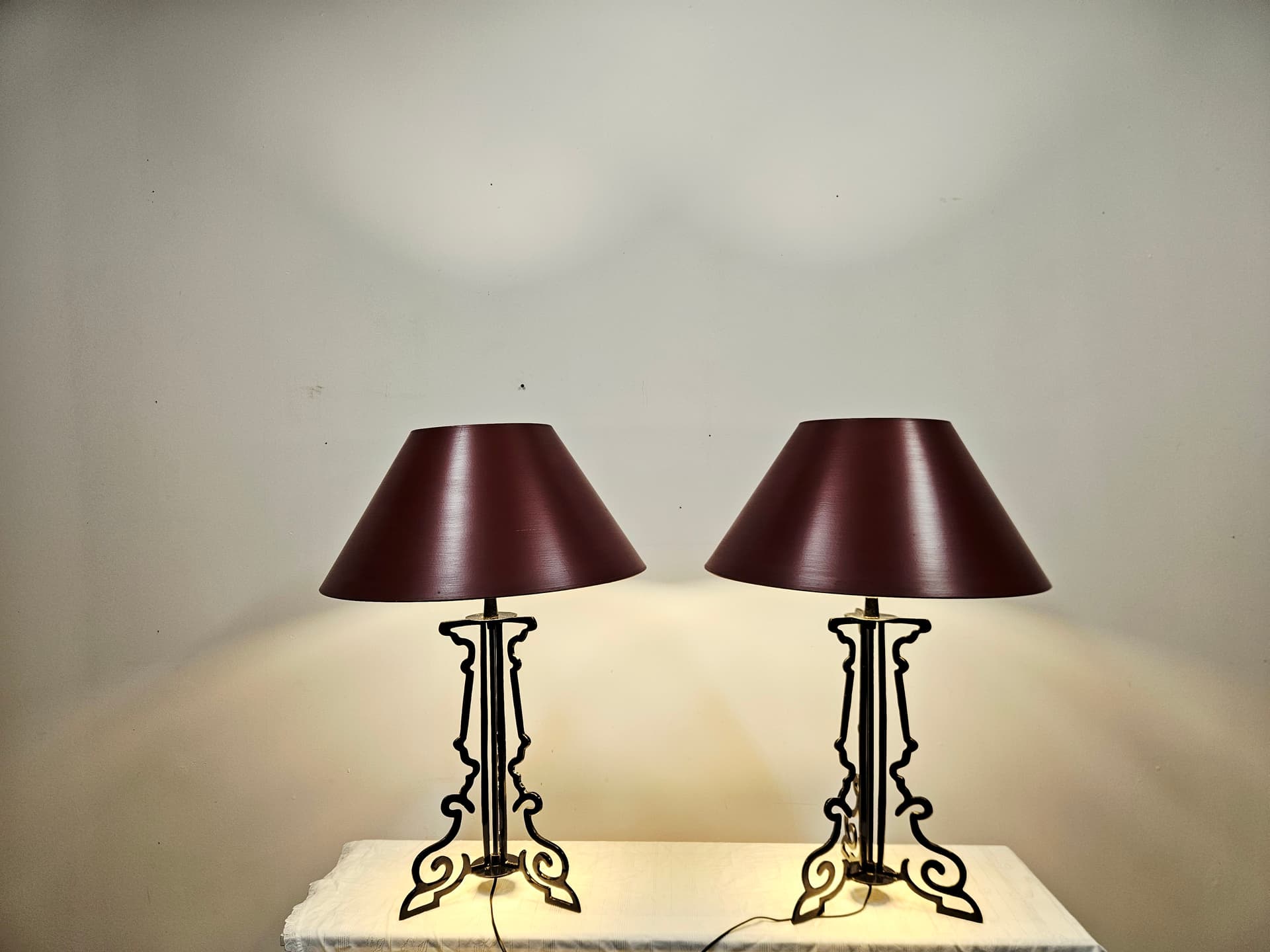 Pair of table lamps Art Deco, vintage, burgundy shade, black aluminium, 1980s. - 343537