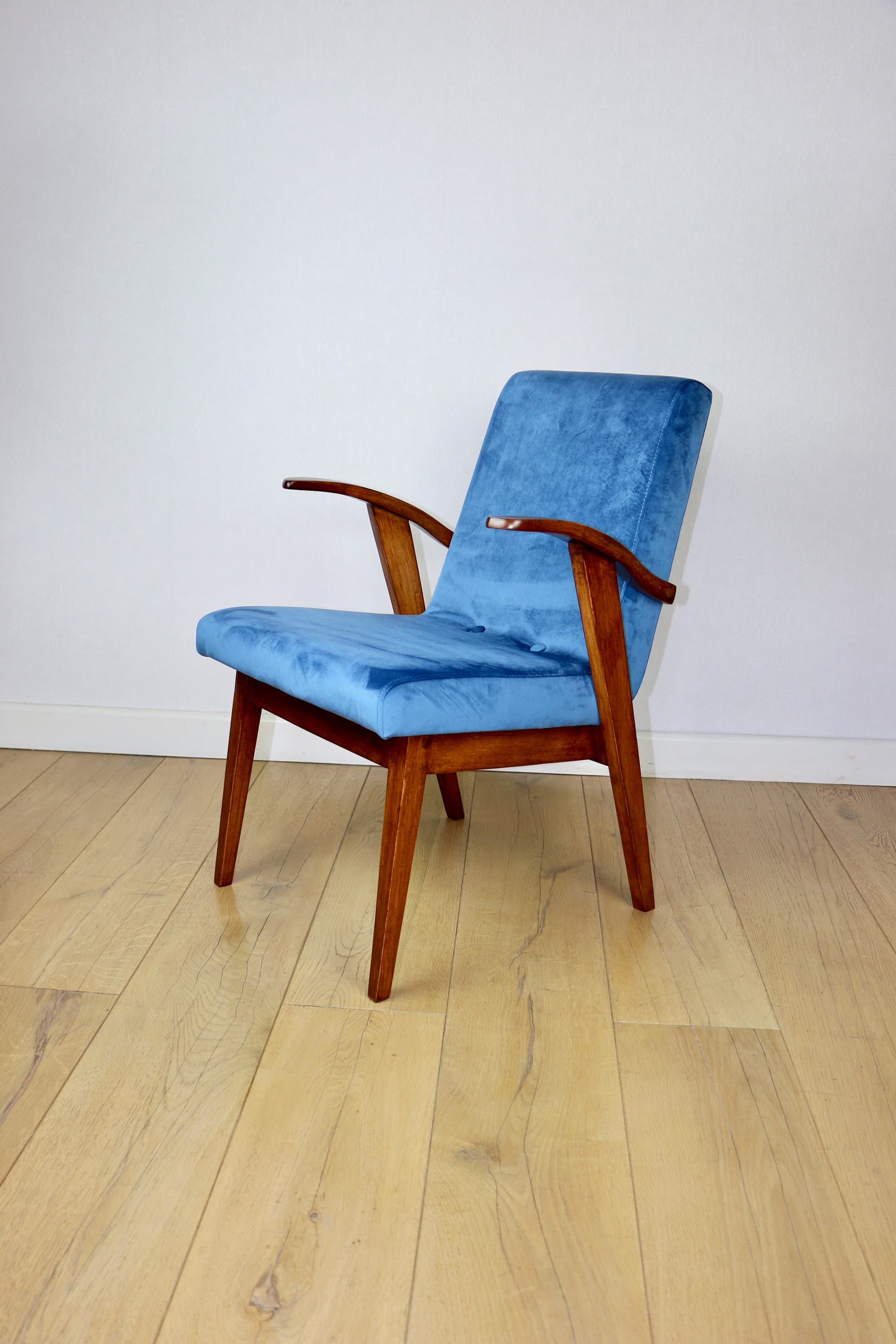 Fotel 300-123, velvet niebieski, drewno orzech, proj. M. Puchała, Polska, lata 70. - 343590