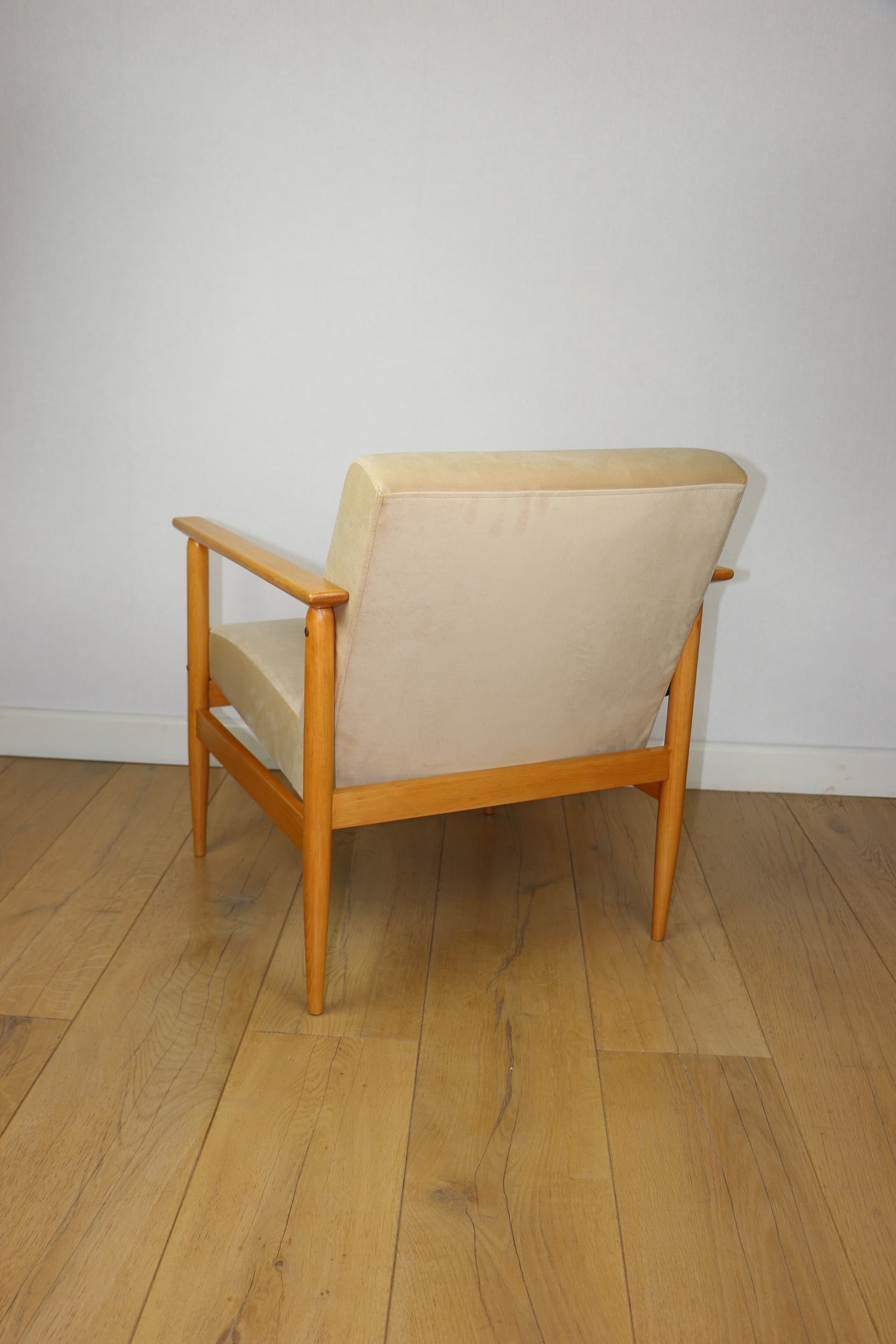 Armchair, light beige velvet, natural beech, Zakład Mebli Giętych w Radomsku, Poland, 1970s. - 343598
