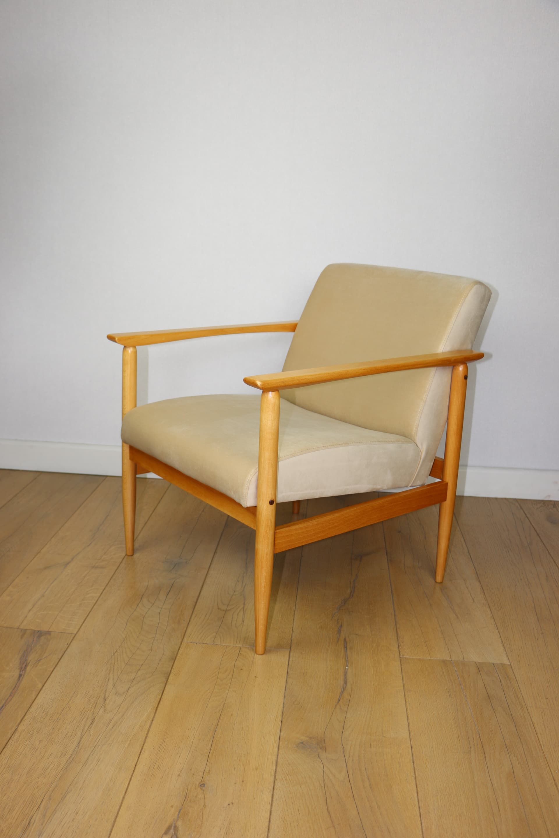 Armchair, light beige velvet, natural beech, Zakład Mebli Giętych w Radomsku, Poland, 1970s. - 343600