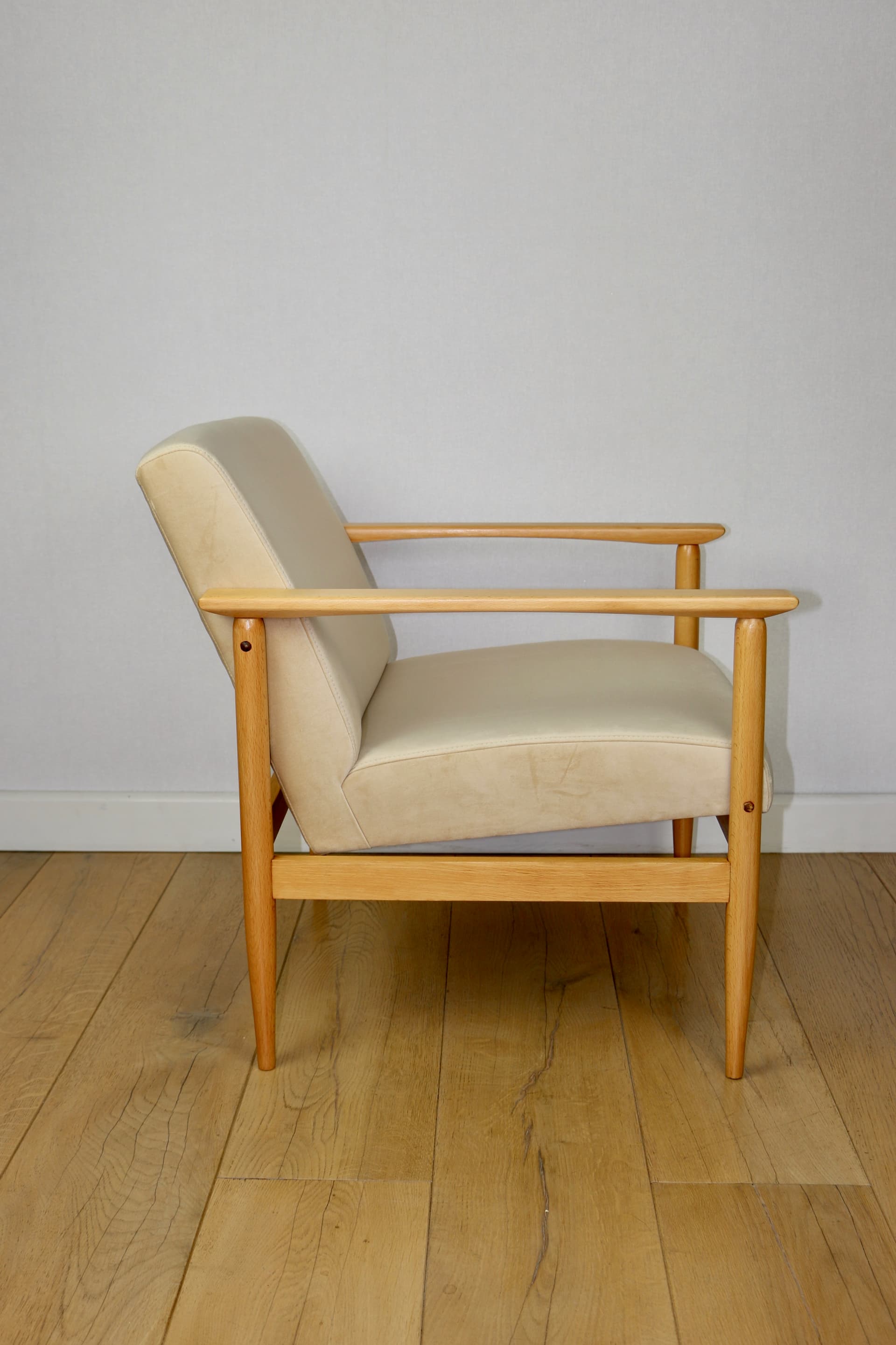 Armchair, light beige velvet, natural beech, Zakład Mebli Giętych w Radomsku, Poland, 1970s. - 343596