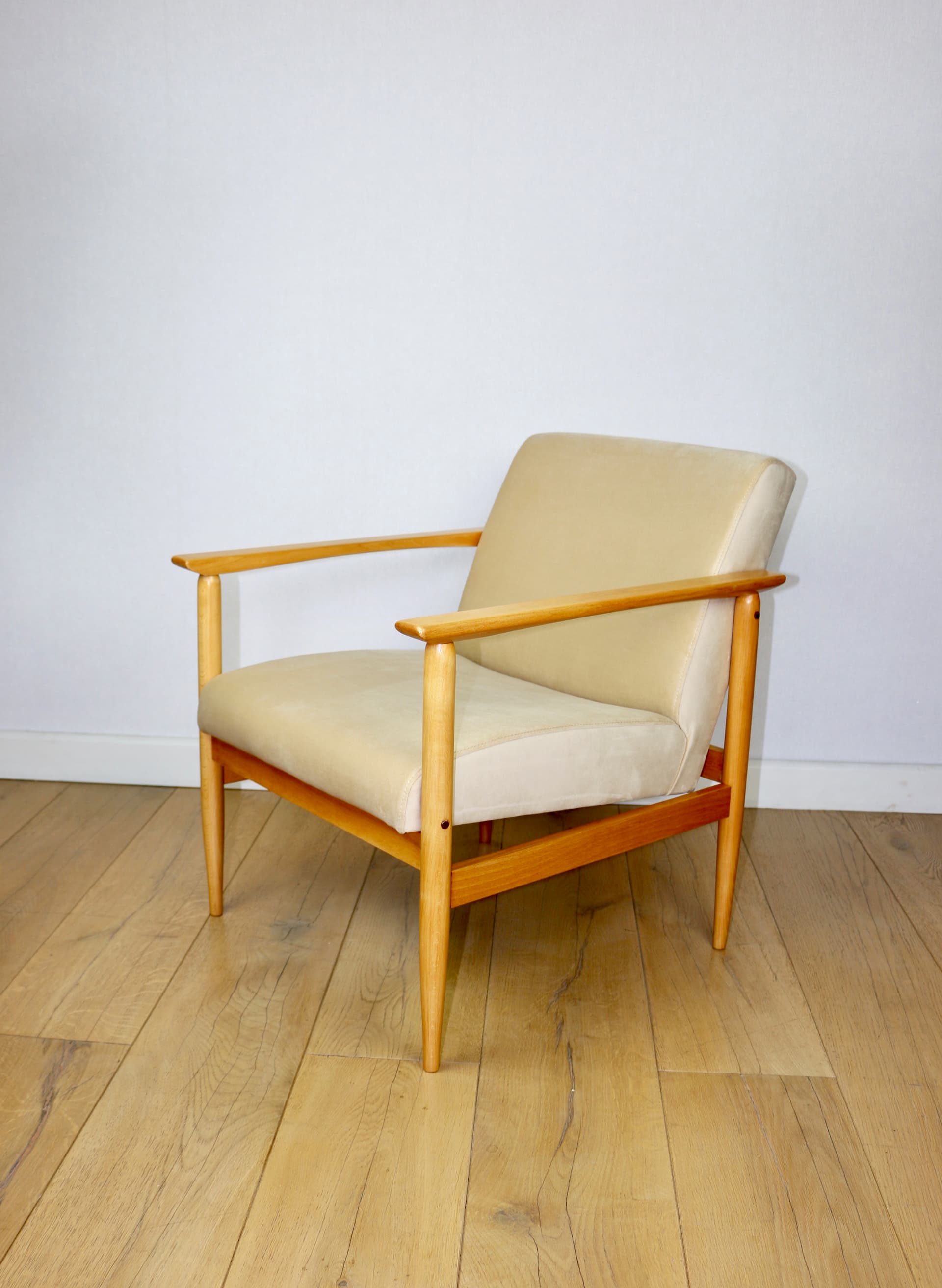 Armchair, light beige velvet, natural beech, Zakład Mebli Giętych w Radomsku, Poland, 1970s. - 343594