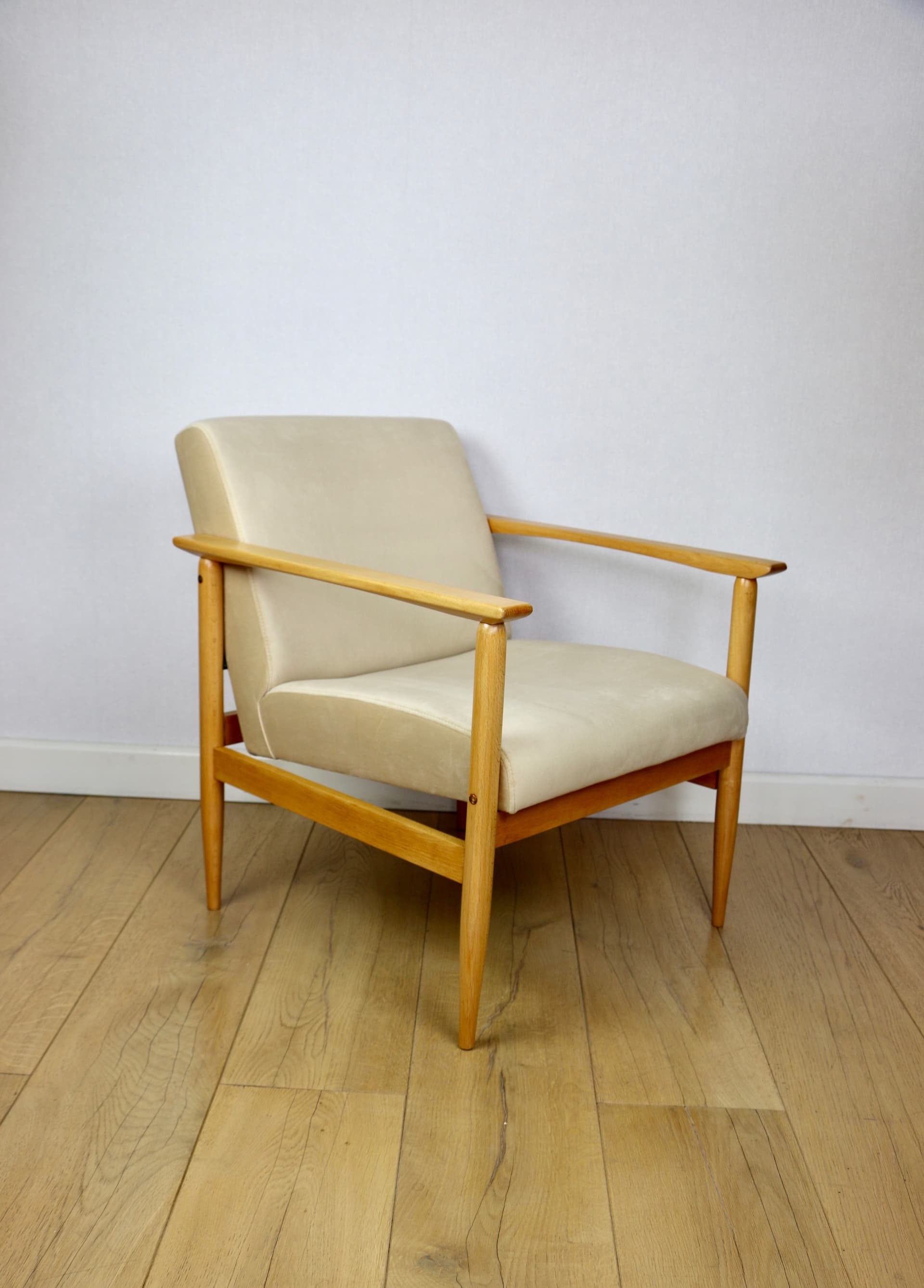 Armchair, light beige velvet, natural beech, Zakład Mebli Giętych w Radomsku, Poland, 1970s. - 343592