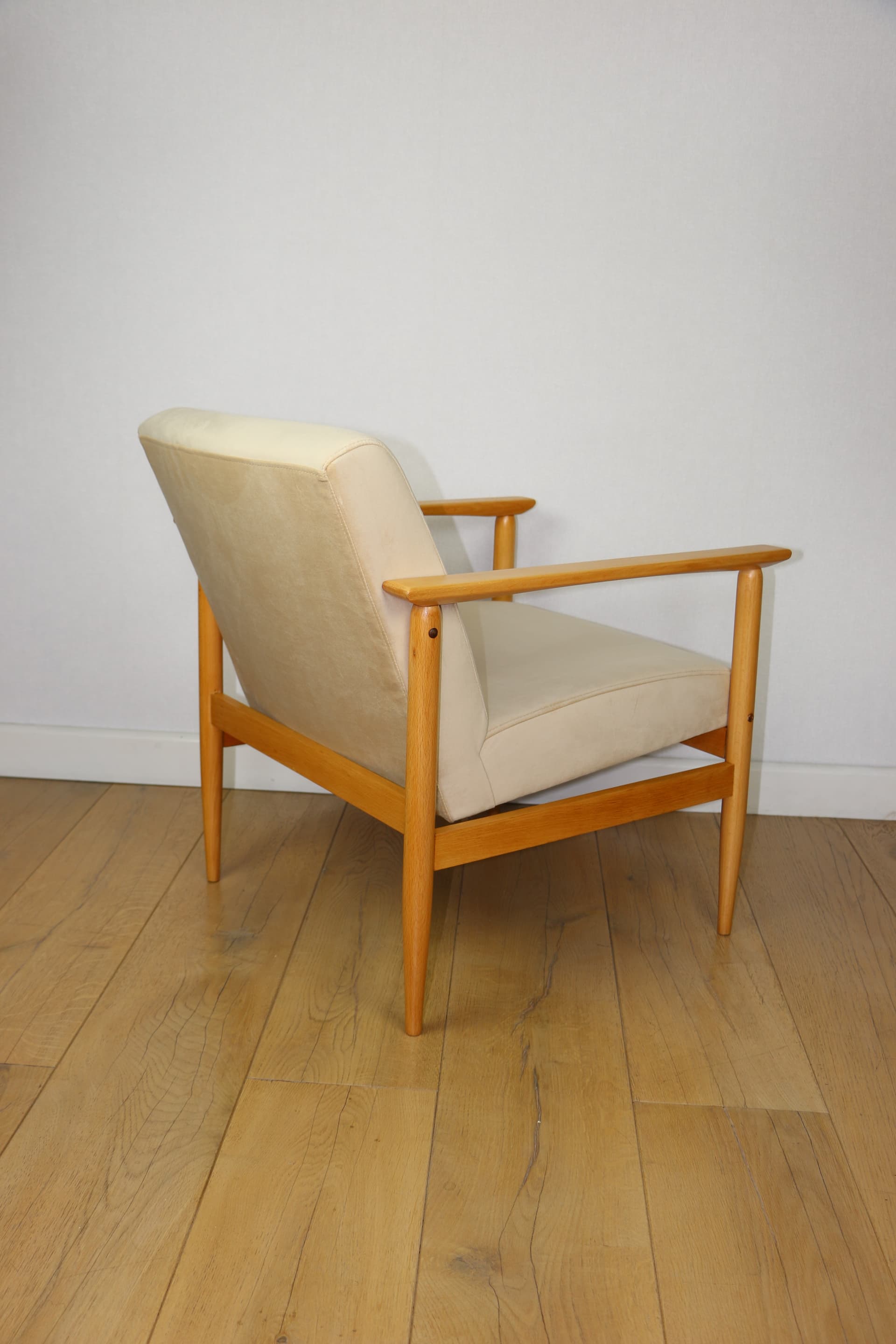 Armchair, light beige velvet, natural beech, Zakład Mebli Giętych w Radomsku, Poland, 1970s. - 343597