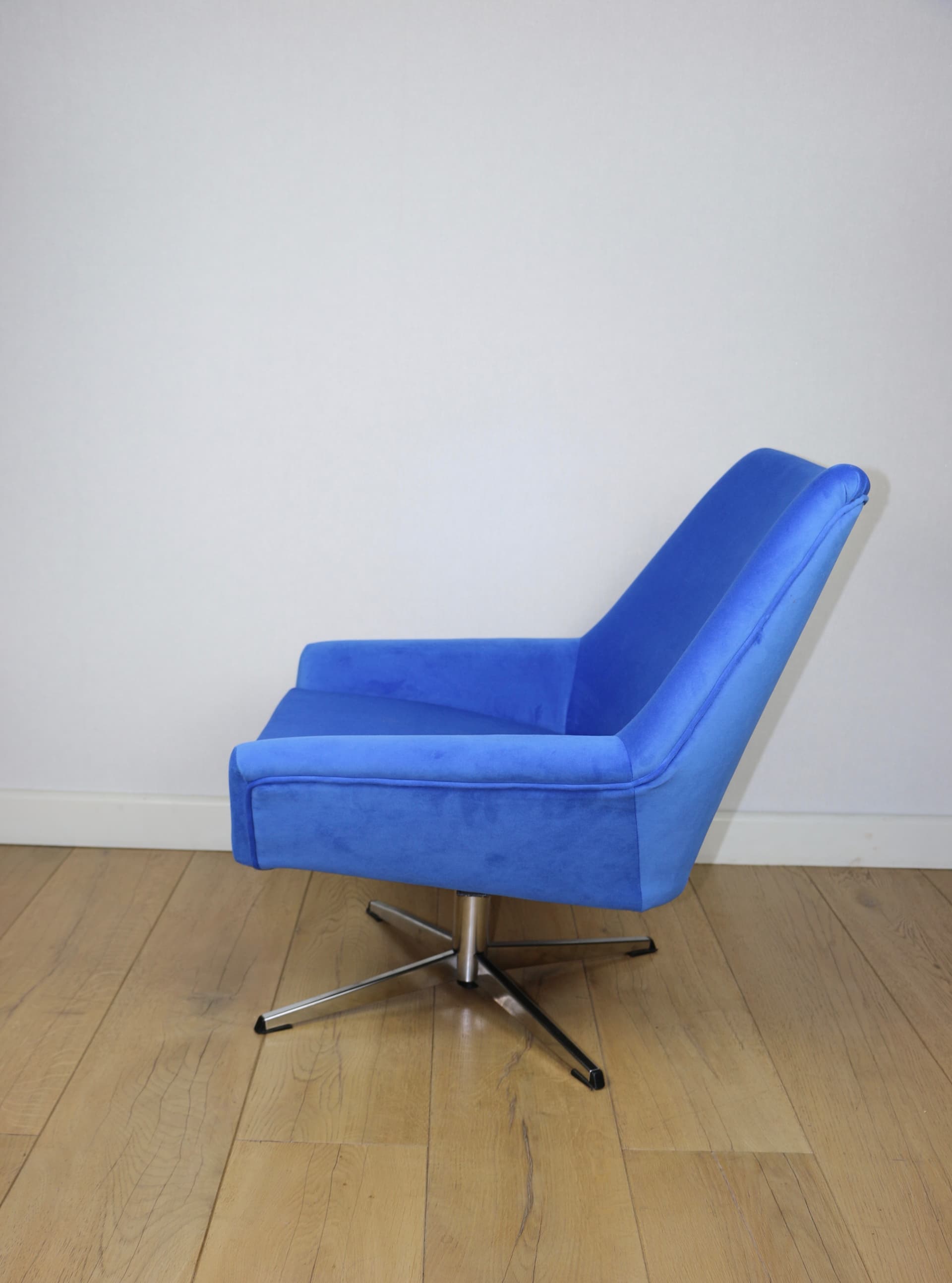 Fotel obrotowy, welwet niebieski, metal srebrny, NRD, lata 70. - 343624
