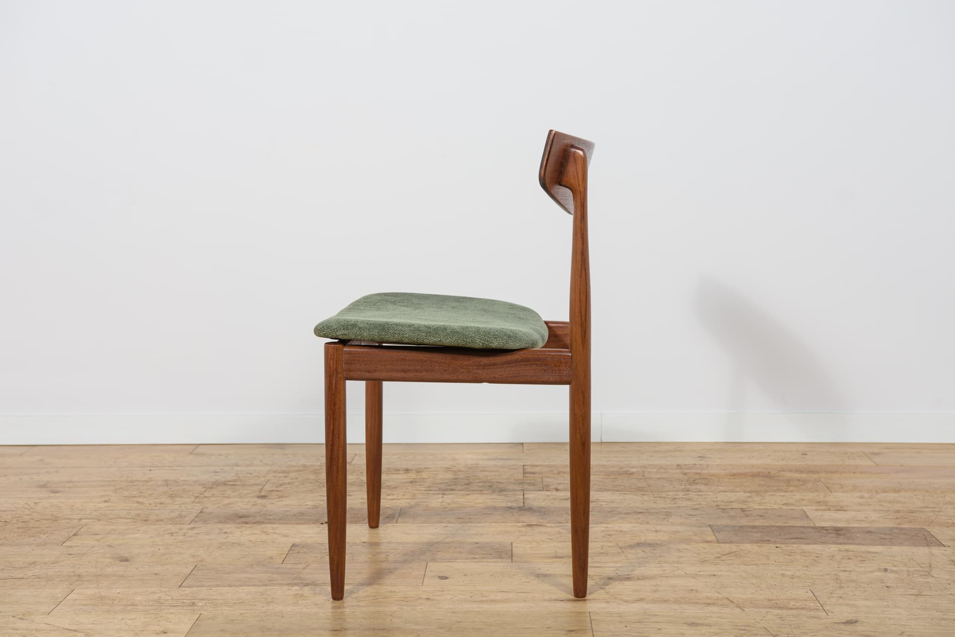 Set of six chairs, brown teak, green velvet, by I. Kofod-Larsen, G-Plan, United Kingdom, 1960s. - 343848