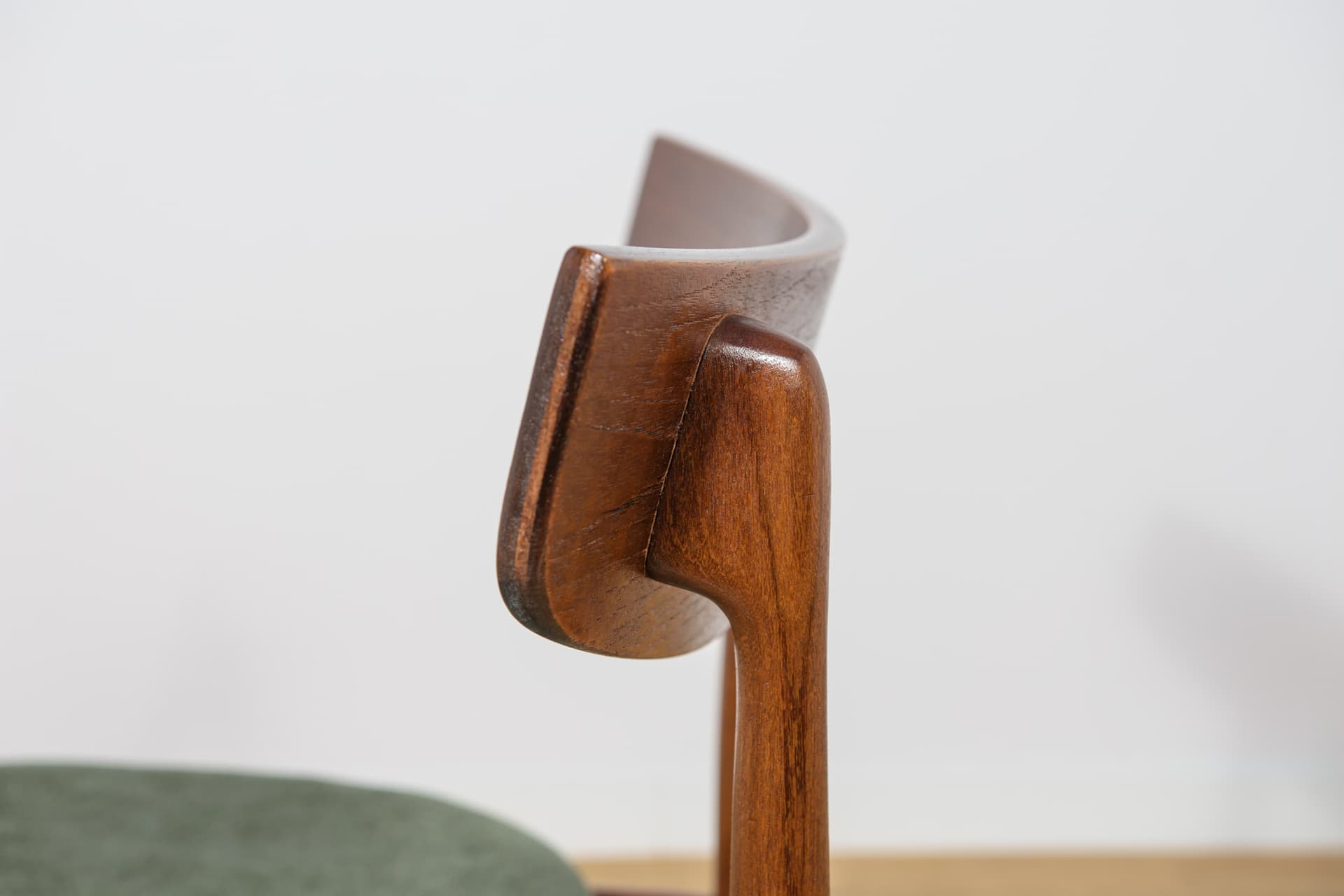 Set of six chairs, brown teak, green velvet, by I. Kofod-Larsen, G-Plan, United Kingdom, 1960s. - 343852