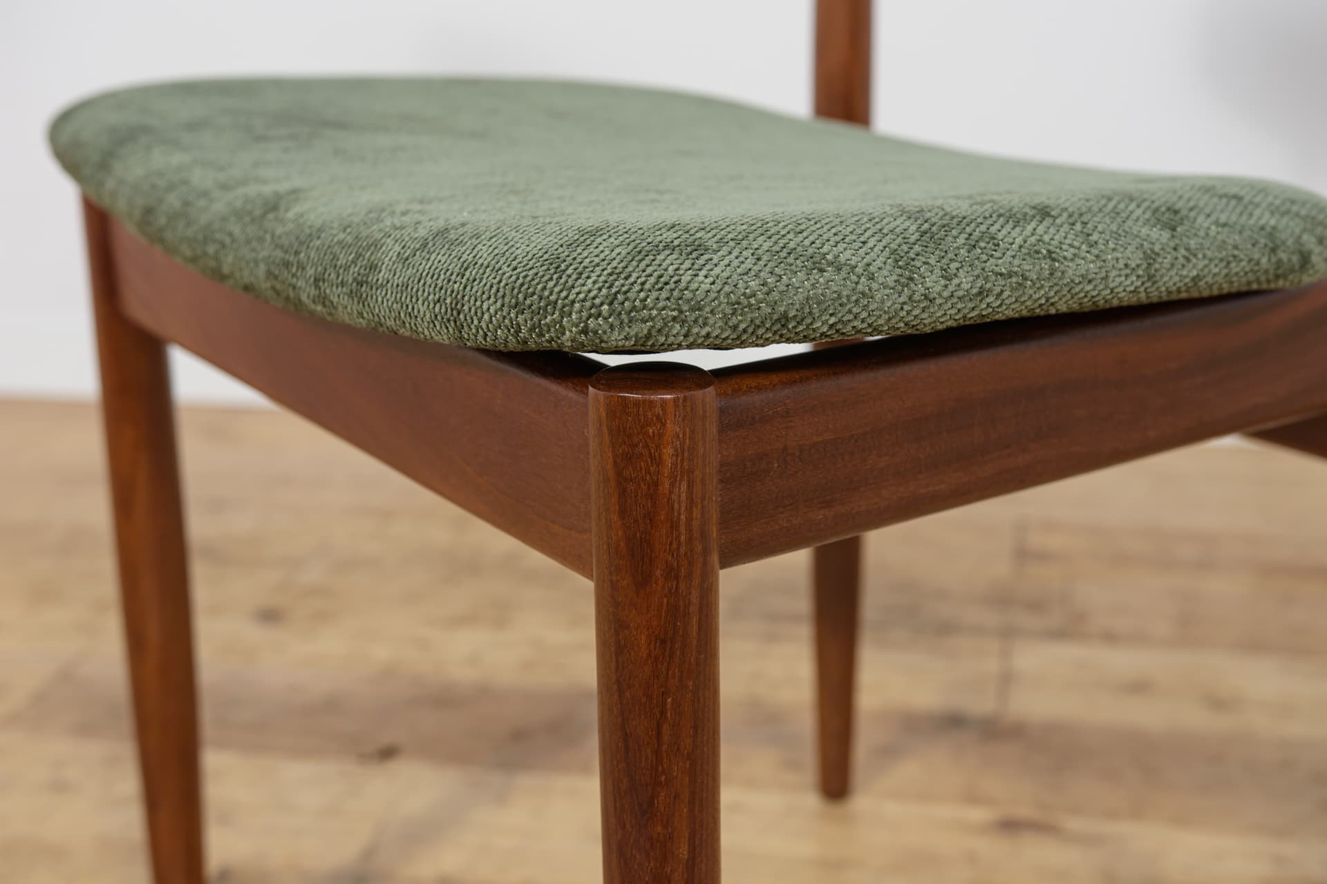 Set of six chairs, brown teak, green velvet, by I. Kofod-Larsen, G-Plan, United Kingdom, 1960s. - 343851