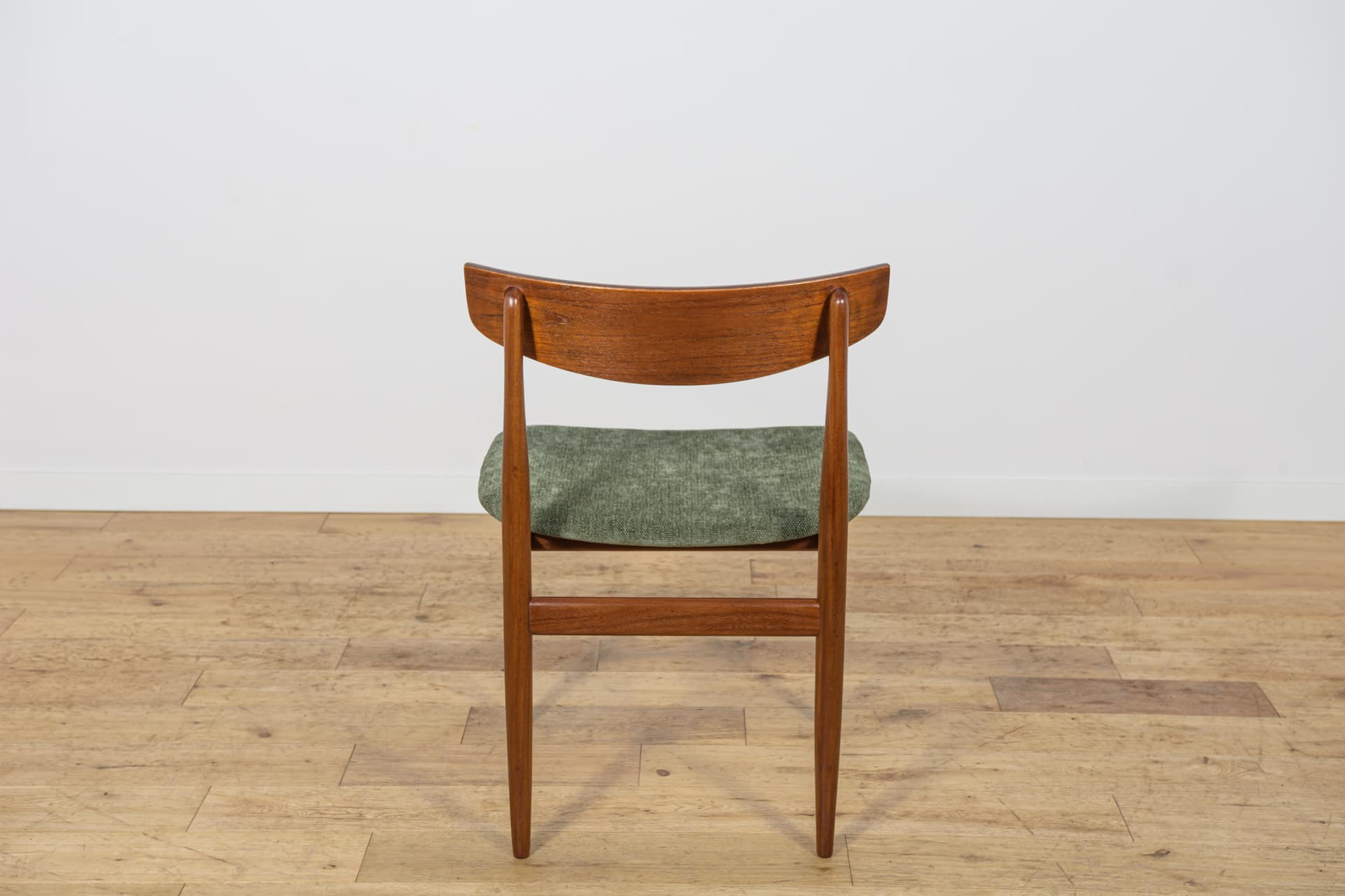 Set of six chairs, brown teak, green velvet, by I. Kofod-Larsen, G-Plan, United Kingdom, 1960s. - 343850