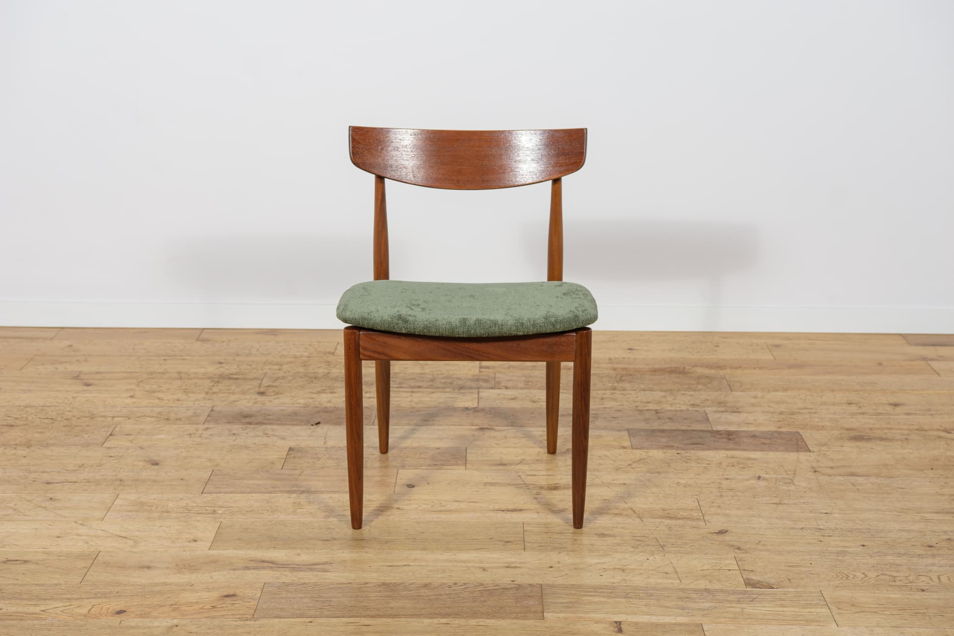 Set of six chairs, brown teak, green velvet, by I. Kofod-Larsen, G-Plan, United Kingdom, 1960s. - 343844