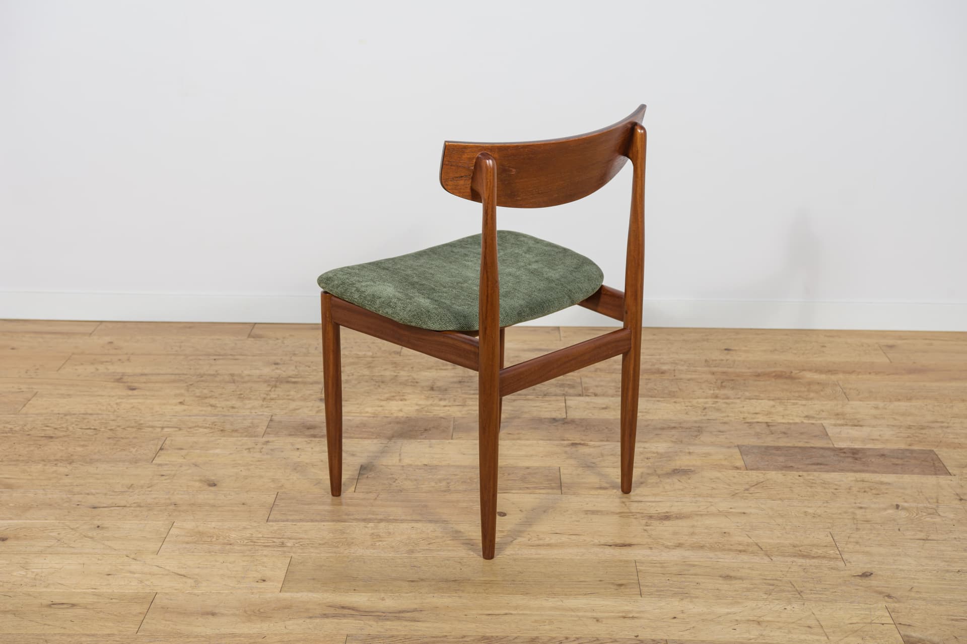 Set of six chairs, brown teak, green velvet, by I. Kofod-Larsen, G-Plan, United Kingdom, 1960s. - 343849