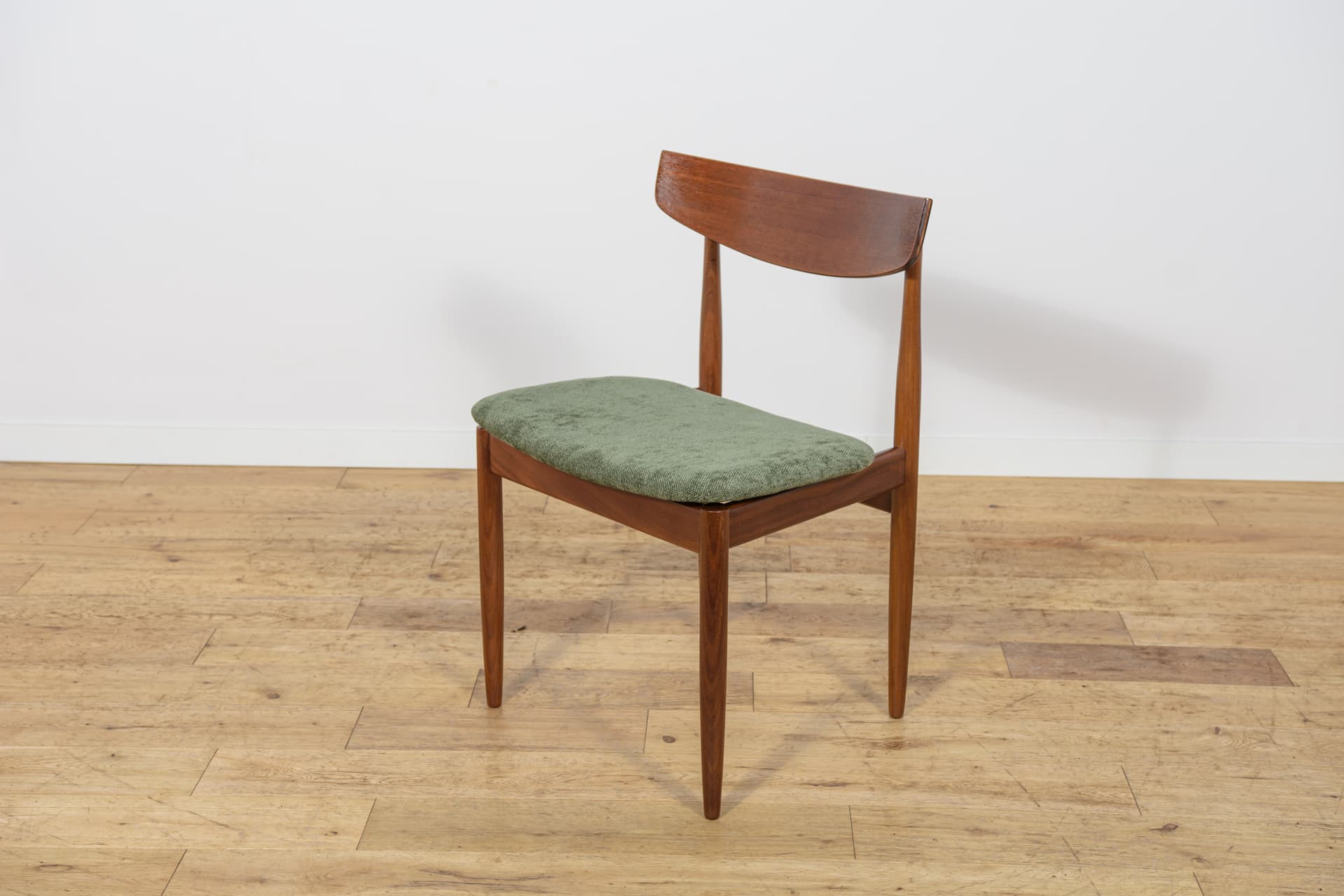 Set of six chairs, brown teak, green velvet, by I. Kofod-Larsen, G-Plan, United Kingdom, 1960s. - 343846