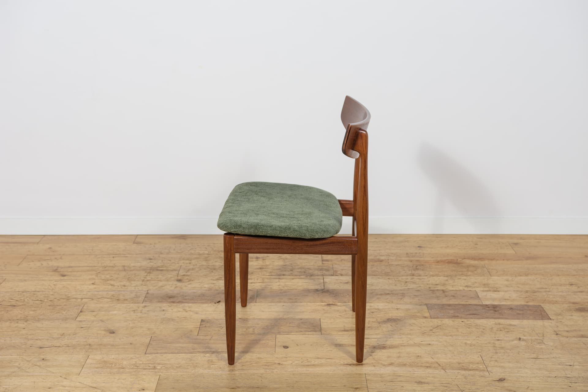 Set of six chairs, brown teak, green velvet, by I. Kofod-Larsen, G-Plan, United Kingdom, 1960s. - 343847