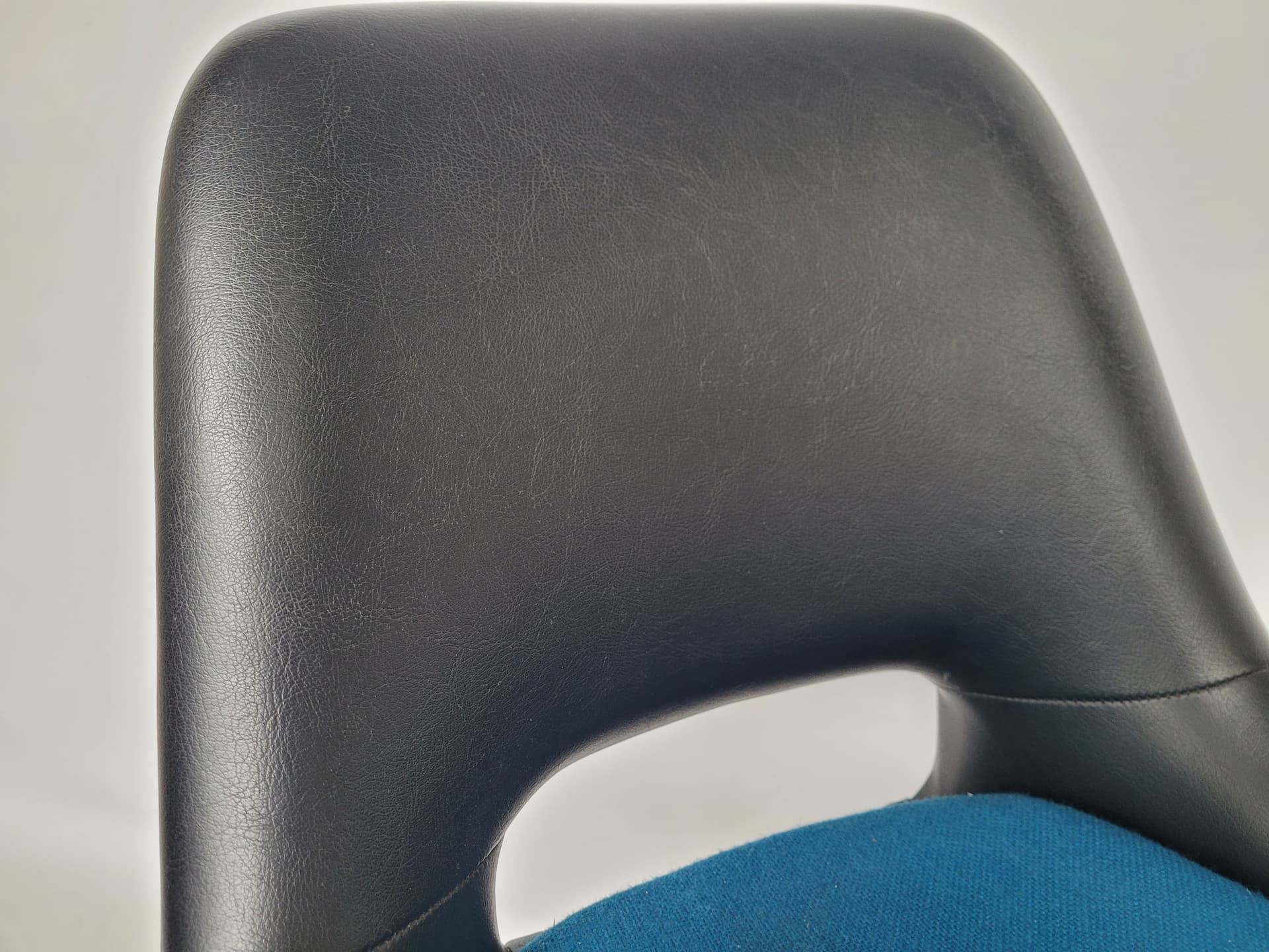 Chair Kilta, black faux leather, blue fabric, chrome, by O. Mannermaa, Finland, 1960s. - 344116