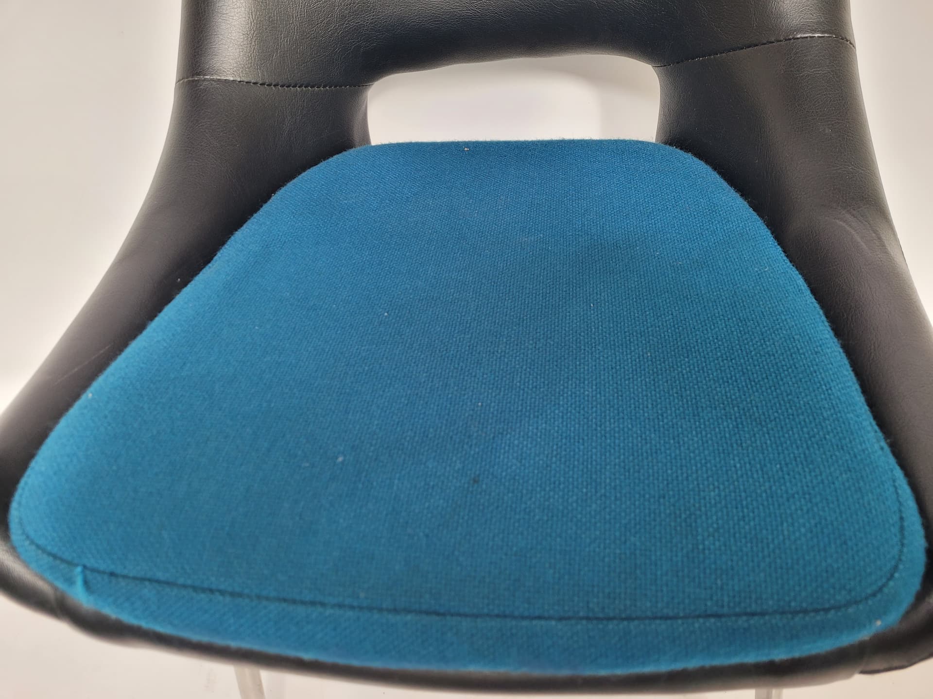 Chair Kilta, black faux leather, blue fabric, chrome, by O. Mannermaa, Finland, 1960s. - 344125