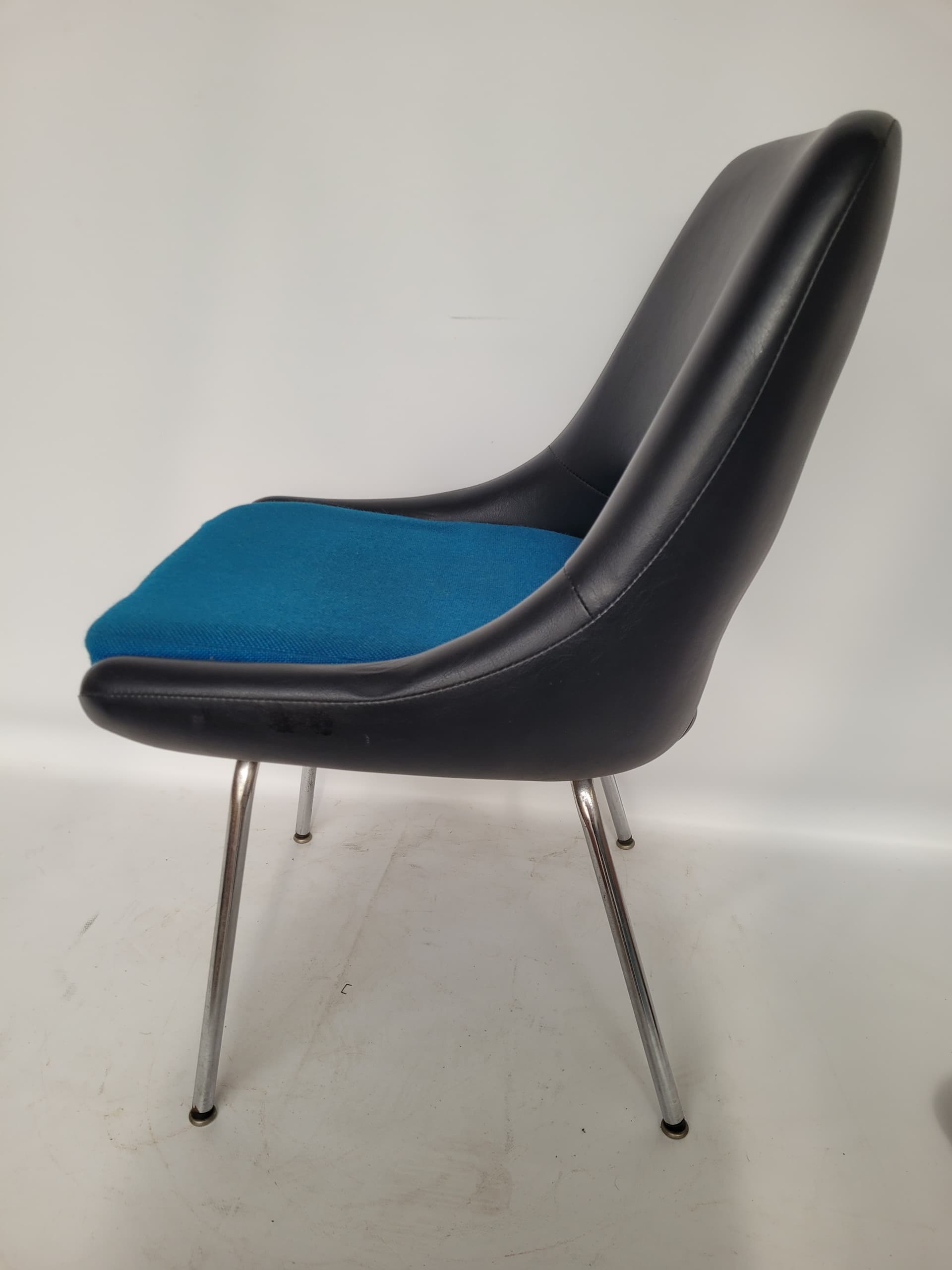 Chair Kilta, black faux leather, blue fabric, chrome, by O. Mannermaa, Finland, 1960s. - 344126