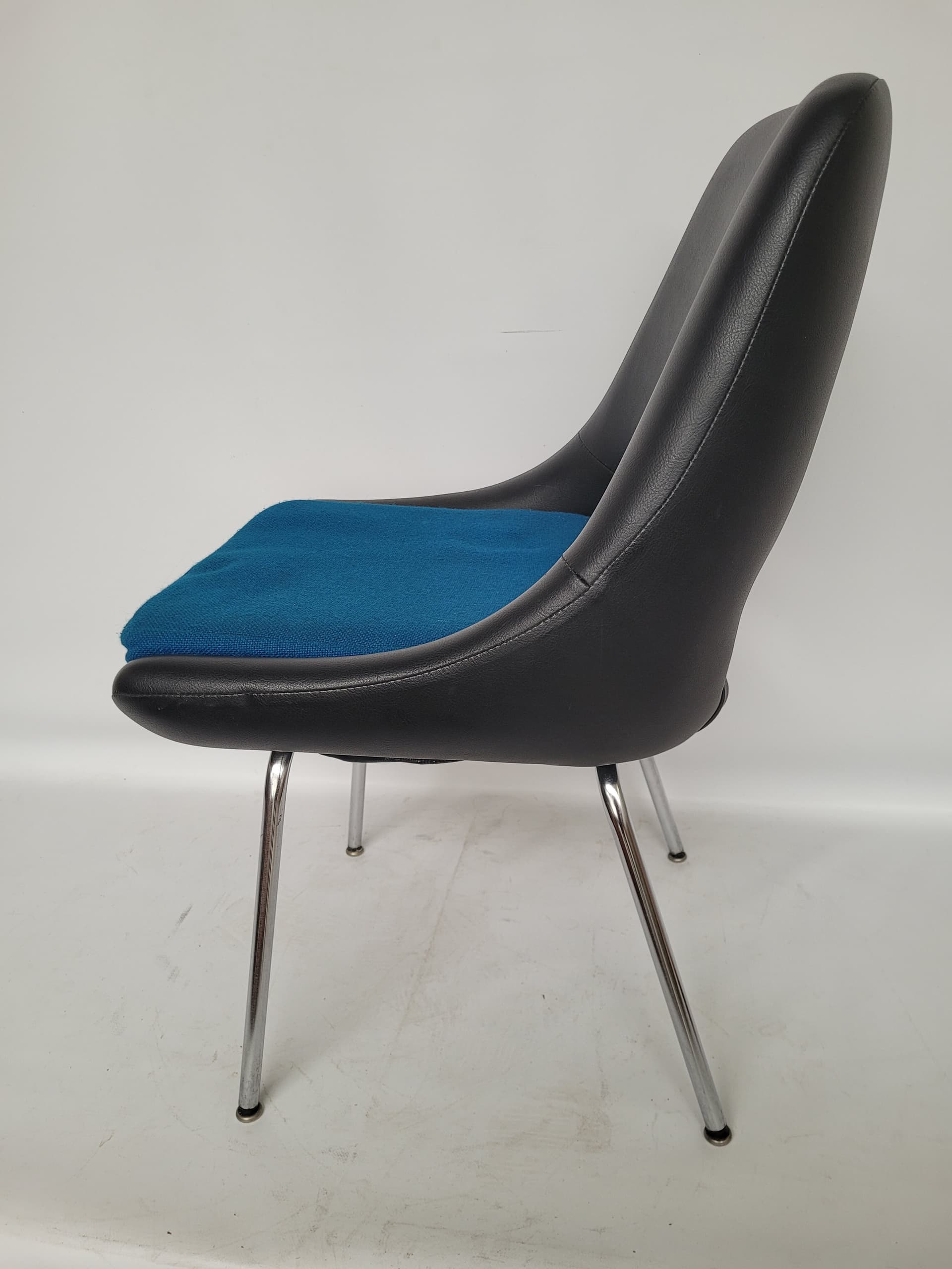 Chair Kilta, black faux leather, blue fabric, chrome, by O. Mannermaa, Finland, 1960s. - 344119