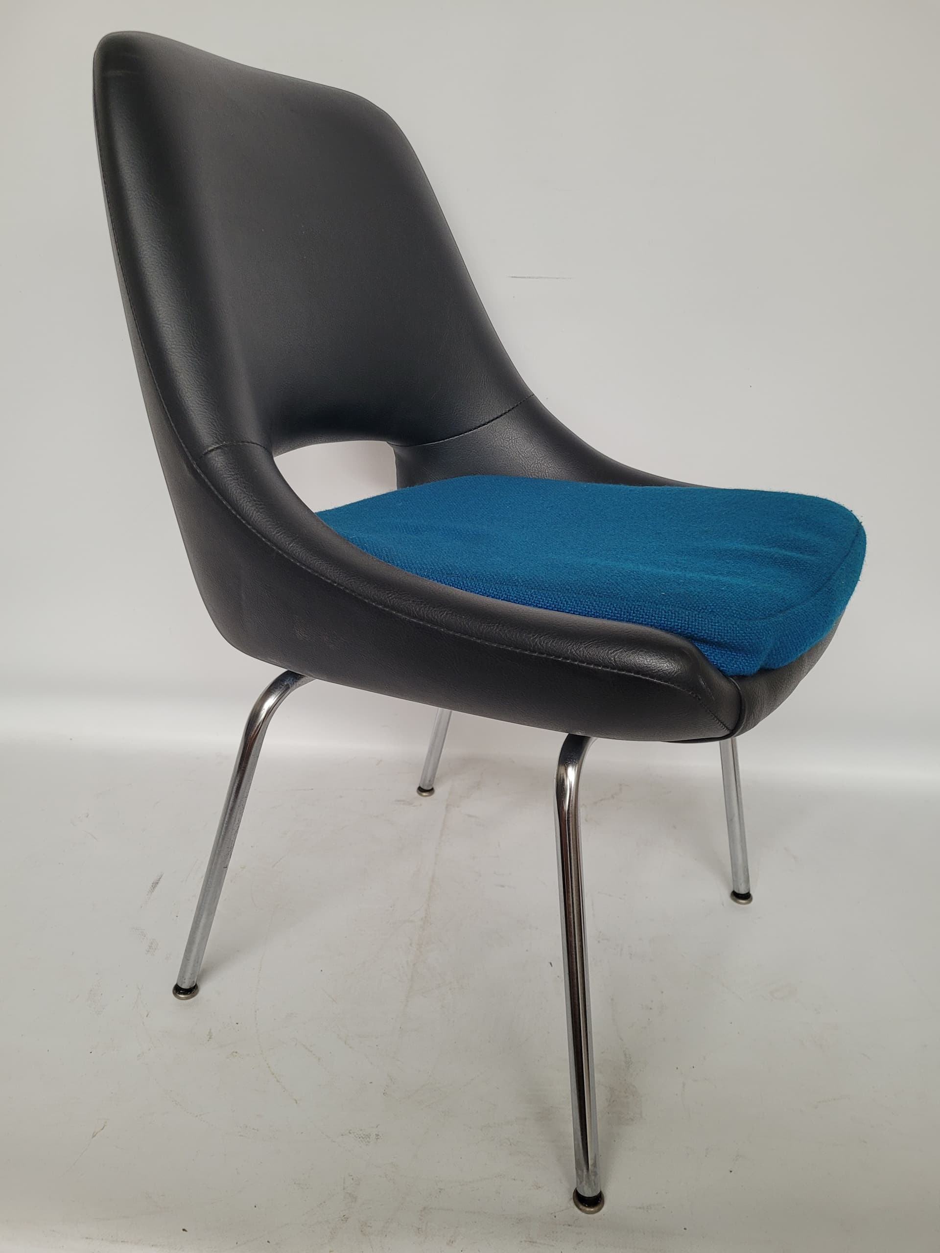 Chair Kilta, black faux leather, blue fabric, chrome, by O. Mannermaa, Finland, 1960s. - 344113