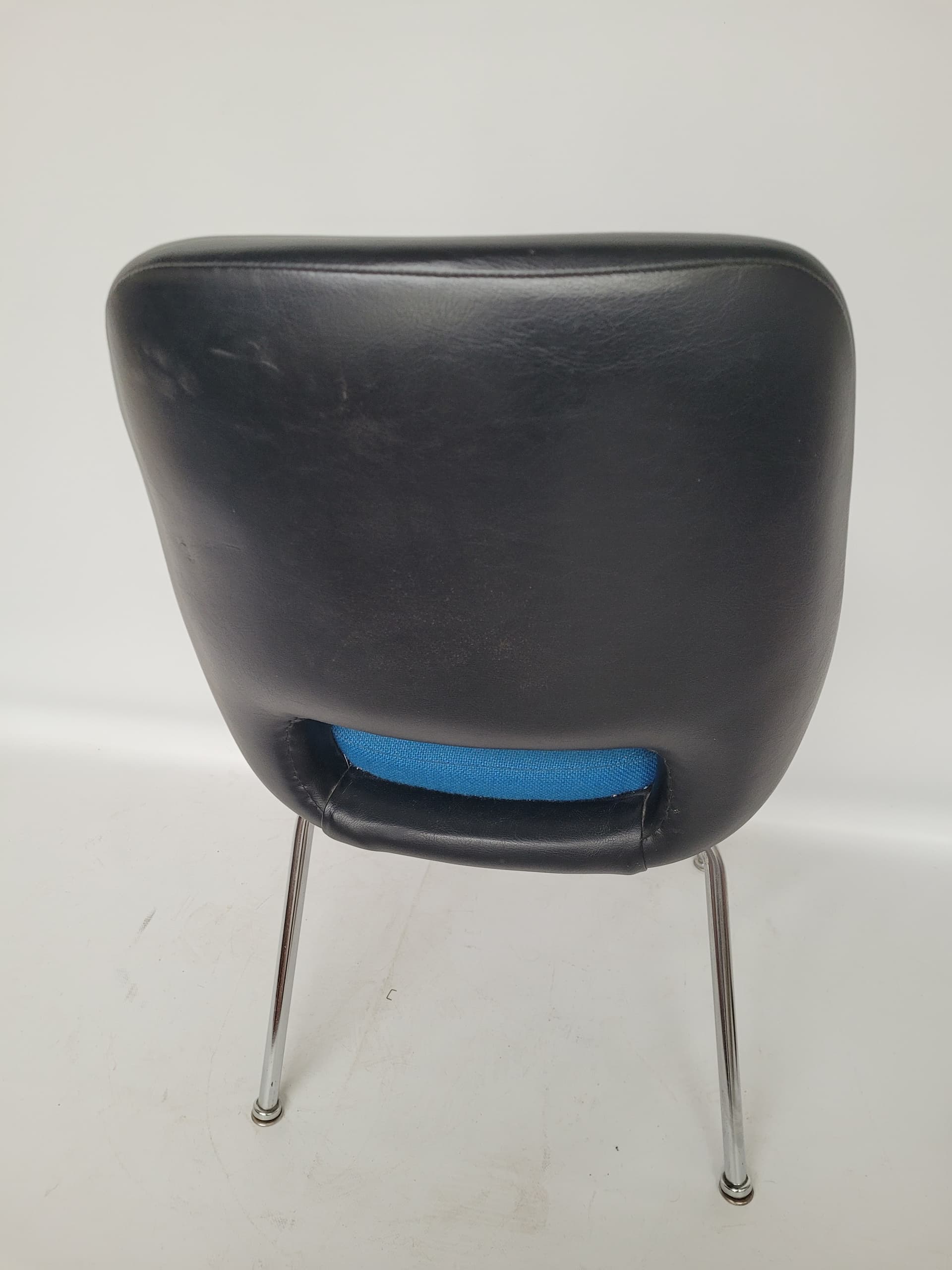 Chair Kilta, black faux leather, blue fabric, chrome, by O. Mannermaa, Finland, 1960s. - 344117