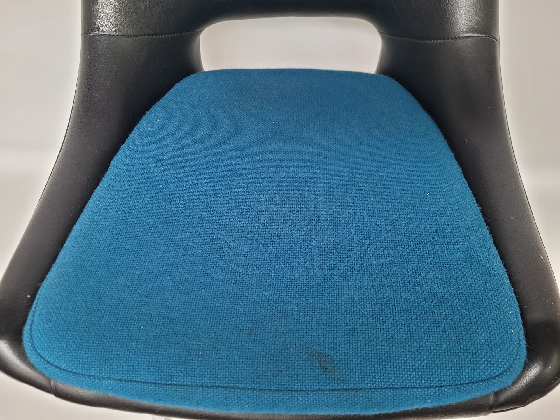 Chair Kilta, black faux leather, blue fabric, chrome, by O. Mannermaa, Finland, 1960s. - 344122