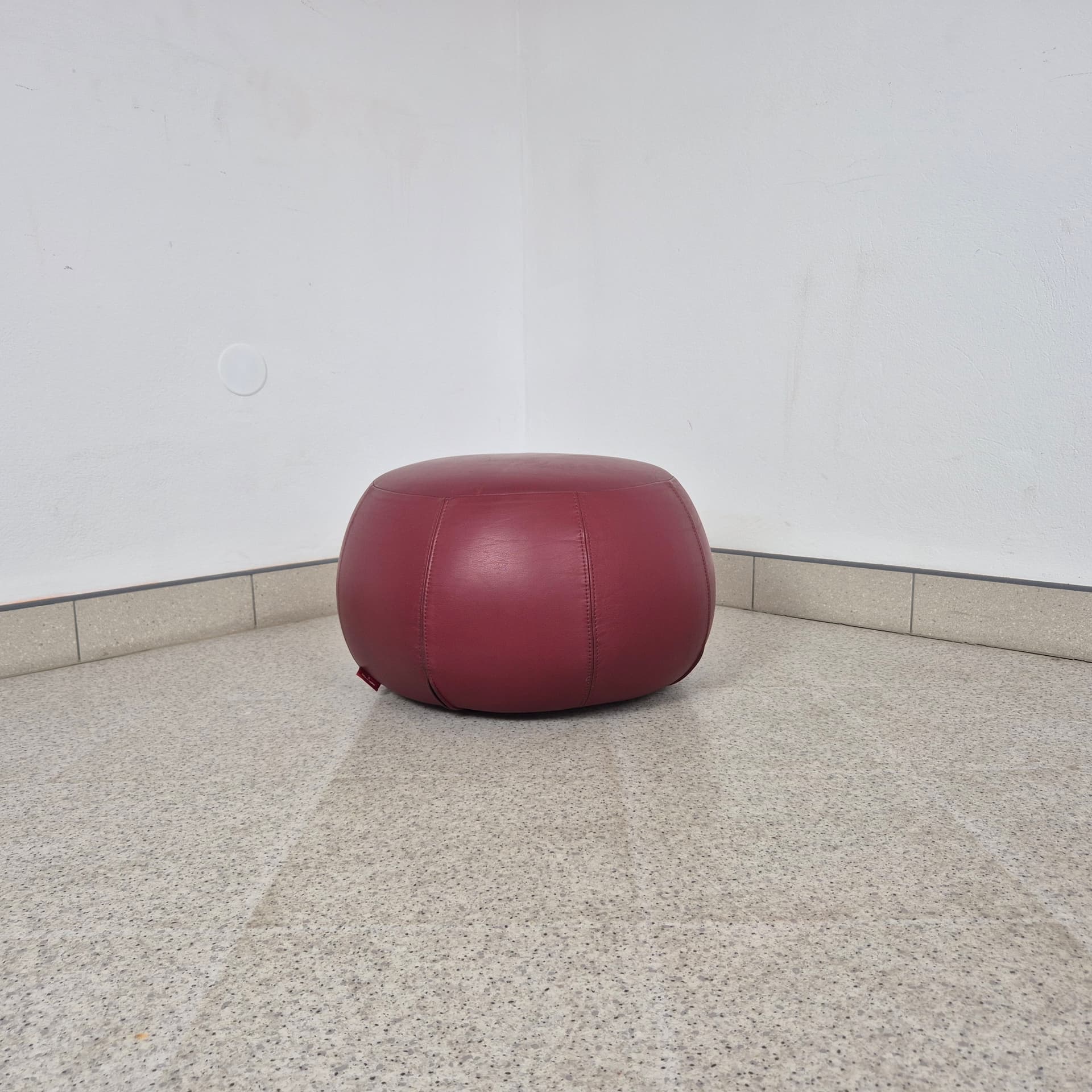 Pouf Pix, burgundy, synthetic fabric, by I. Iwasaki, Arper, Italy, 21st c. - 344916