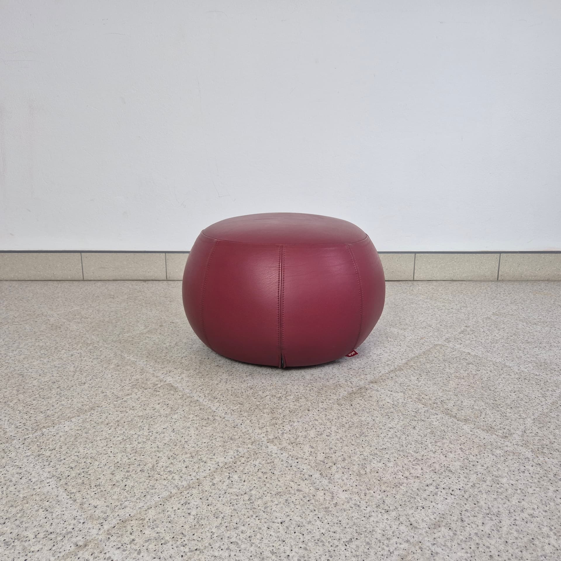 Pouf Pix, burgundy, synthetic fabric, by I. Iwasaki, Arper, Italy, 21st c. - 344915