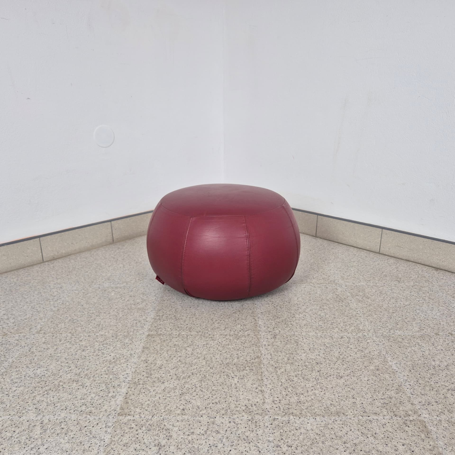 Pouf Pix, burgundy, synthetic fabric, by I. Iwasaki, Arper, Italy, 21st c. - 344917