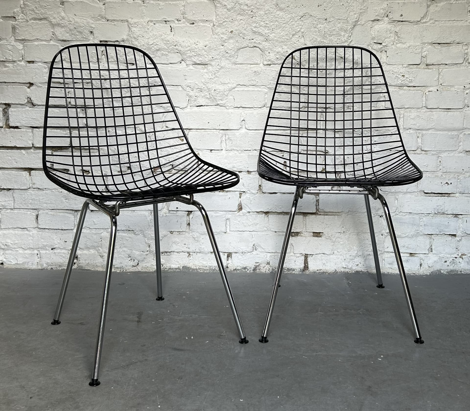 Para krzeseł Wire DKR-2, stal czarna, stal chromowana, proj. C. & R. Eames, Herman Miller, USA, lata 60. - 344955
