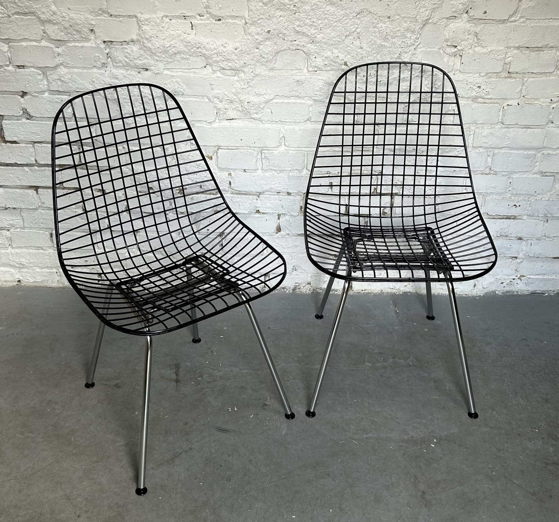 Para krzeseł Wire DKR-2, stal czarna, stal chromowana, proj. C. & R. Eames, Herman Miller, USA, lata 60. - 344958