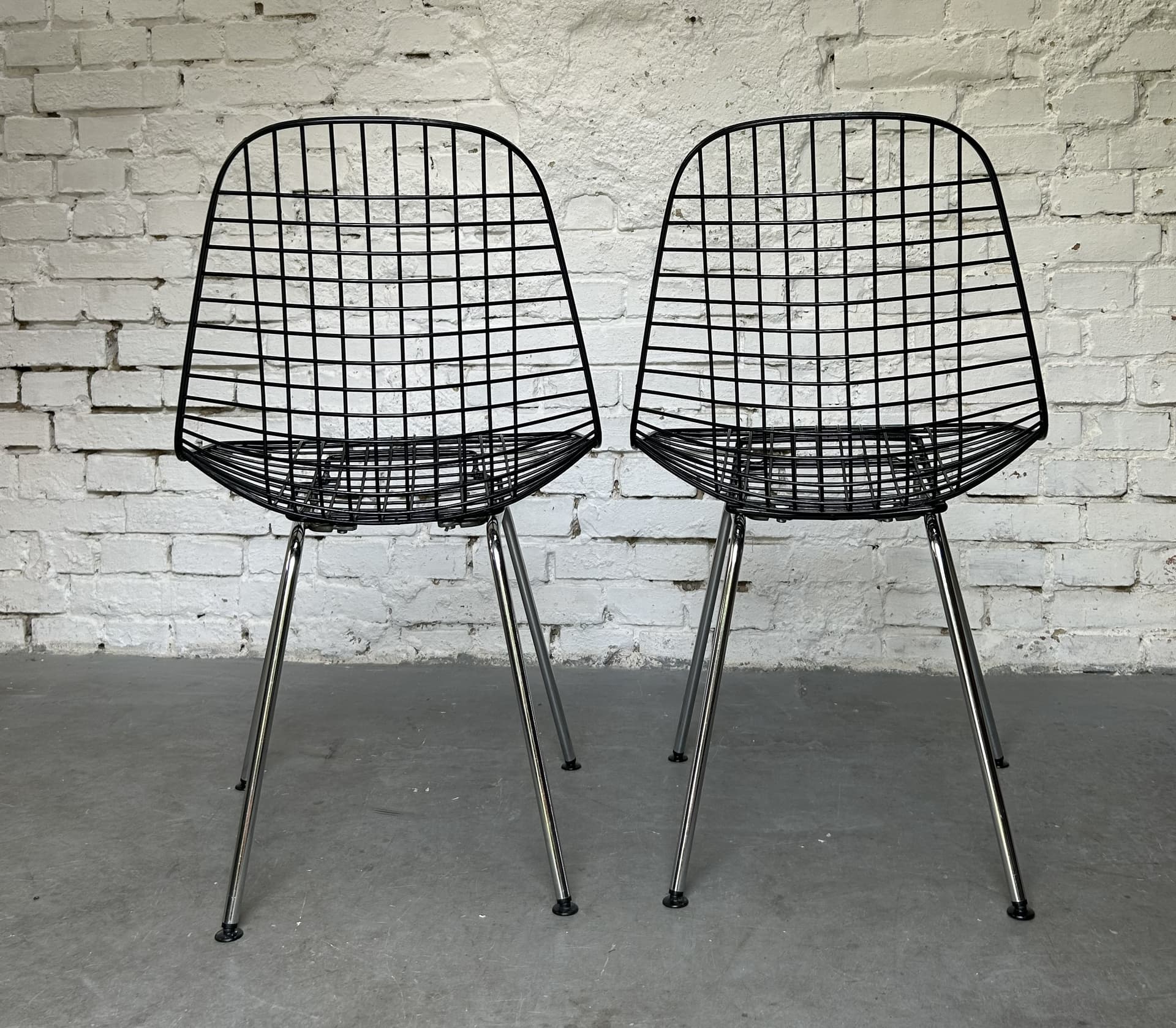 Para krzeseł Wire DKR-2, stal czarna, stal chromowana, proj. C. & R. Eames, Herman Miller, USA, lata 60. - 344962