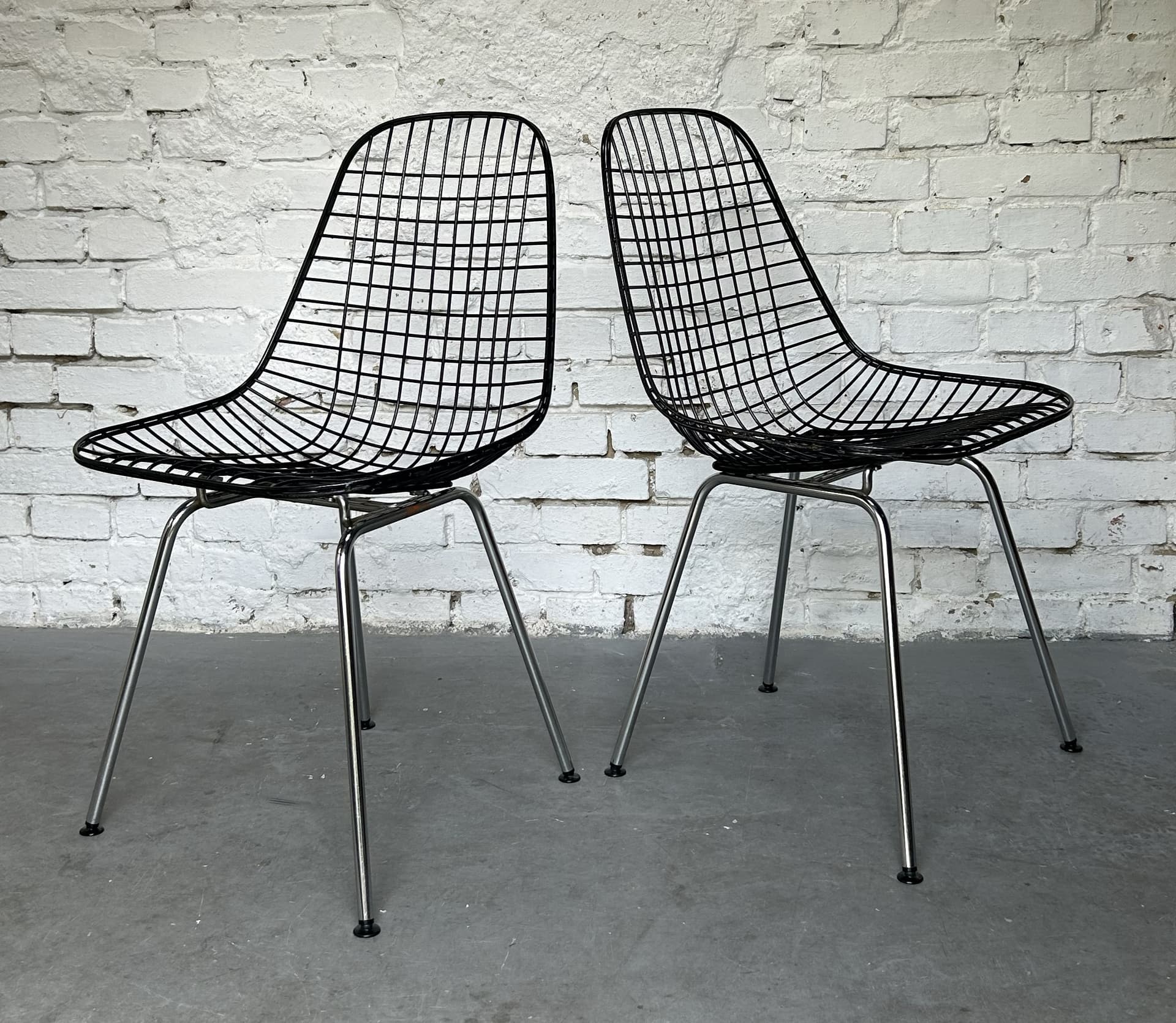 Para krzeseł Wire DKR-2, stal czarna, stal chromowana, proj. C. & R. Eames, Herman Miller, USA, lata 60. - 344956