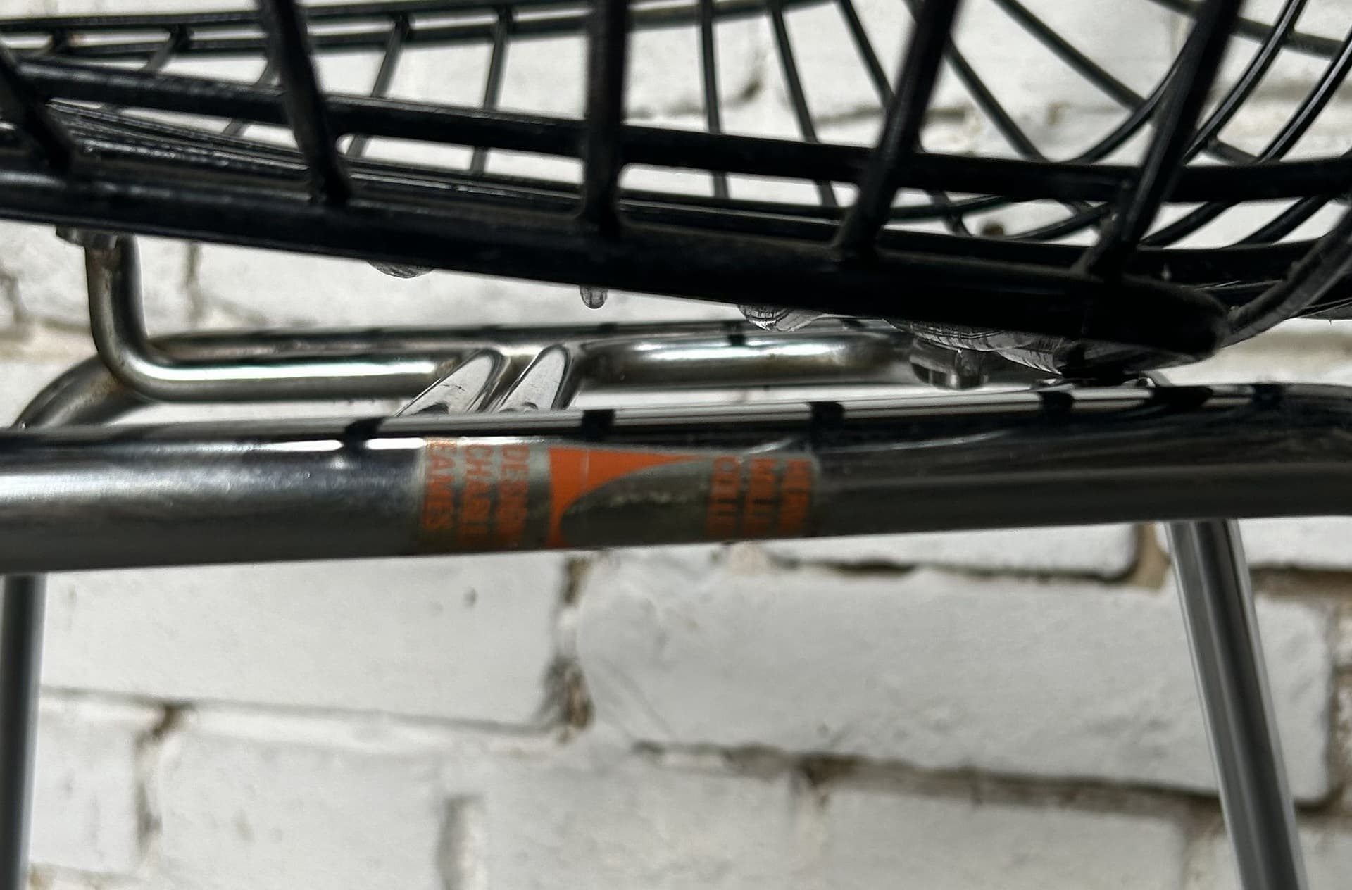 Para krzeseł Wire DKR-2, stal czarna, stal chromowana, proj. C. & R. Eames, Herman Miller, USA, lata 60. - 344954