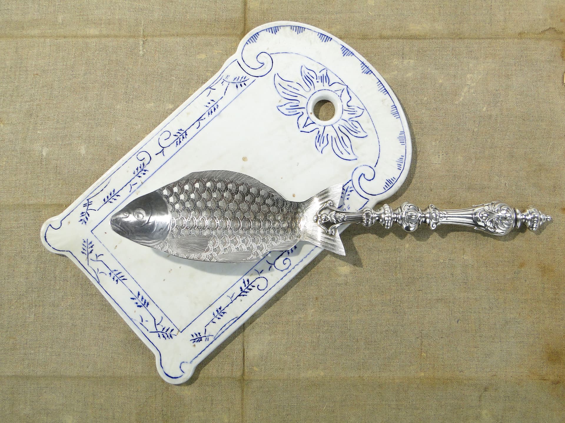 Deska śniadaniowa, wzór cebulowy, ceramika biała niebieska, Villeroy & Boch, Belgia, początek XX w. - 345067
