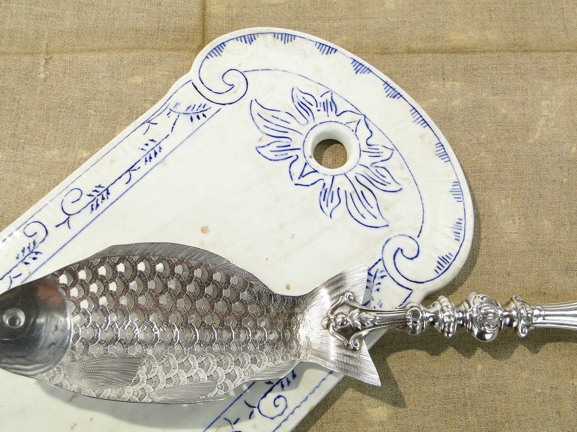 Deska śniadaniowa, wzór cebulowy, ceramika biała niebieska, Villeroy & Boch, Belgia, początek XX w. - 345068