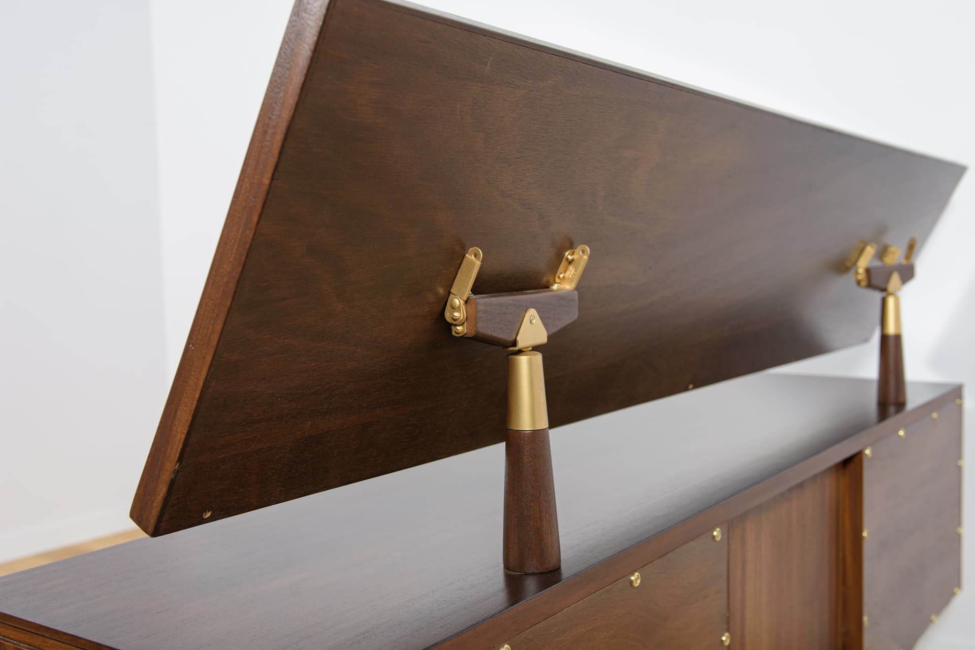 Dressing Table, rosewood brown, glass, United Kingdom, 1960s. - 345440