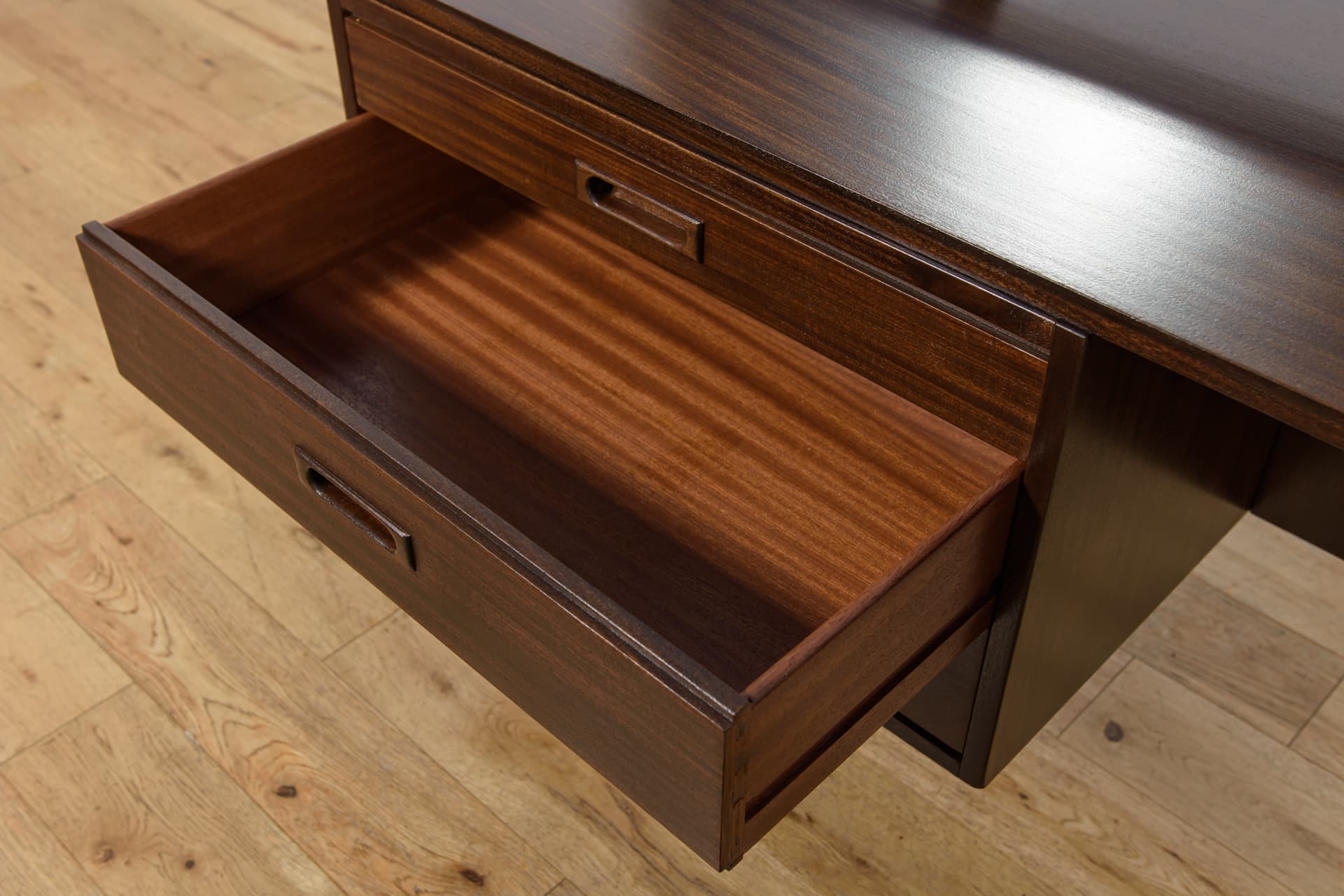 Dressing Table, rosewood brown, glass, United Kingdom, 1960s. - 345441