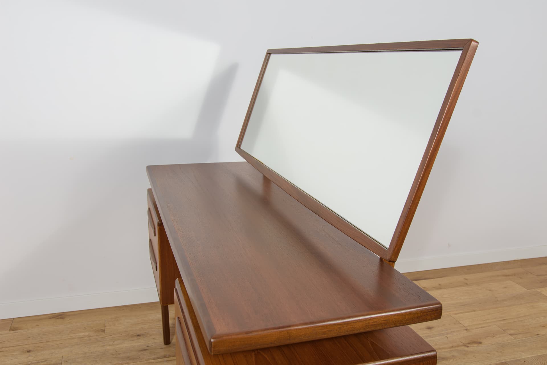 Dressing Table Fresco, brown teak, by V. Wilkins, G-Plan, United Kingdom, 1960s. - 345612