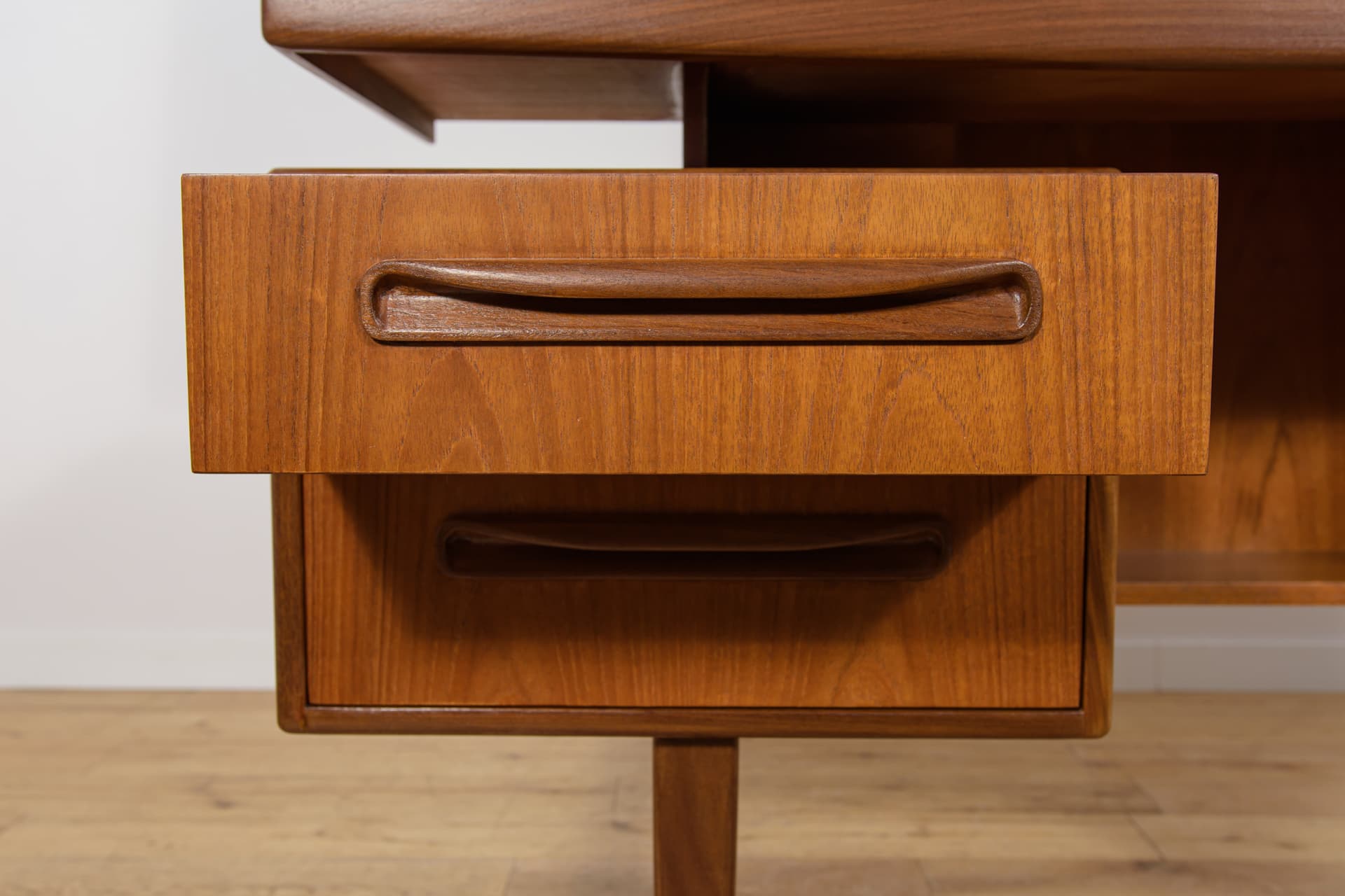 Dressing Table Fresco, brown teak, by V. Wilkins, G-Plan, United Kingdom, 1960s. - 345619