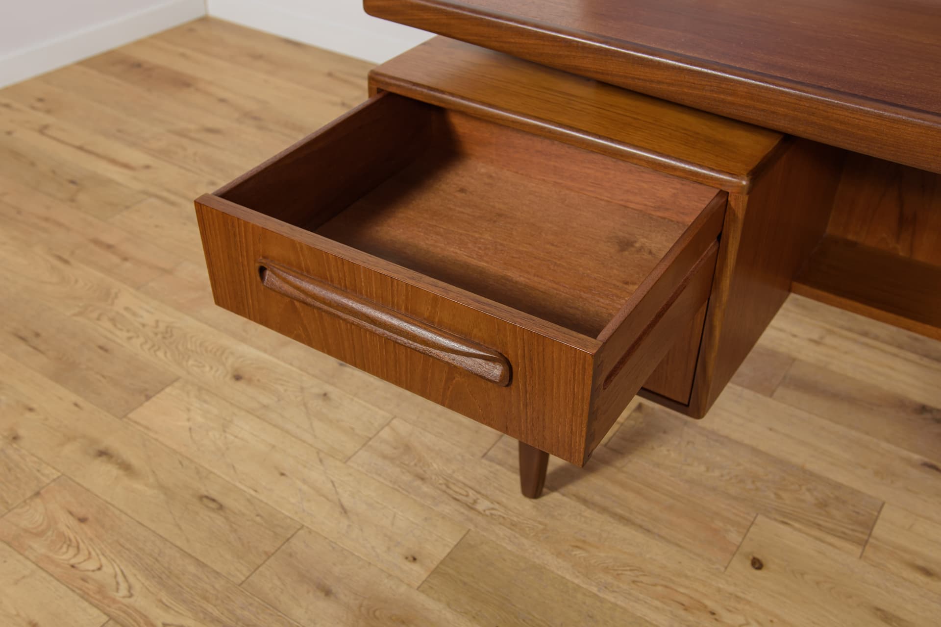 Dressing Table Fresco, brown teak, by V. Wilkins, G-Plan, United Kingdom, 1960s. - 345618