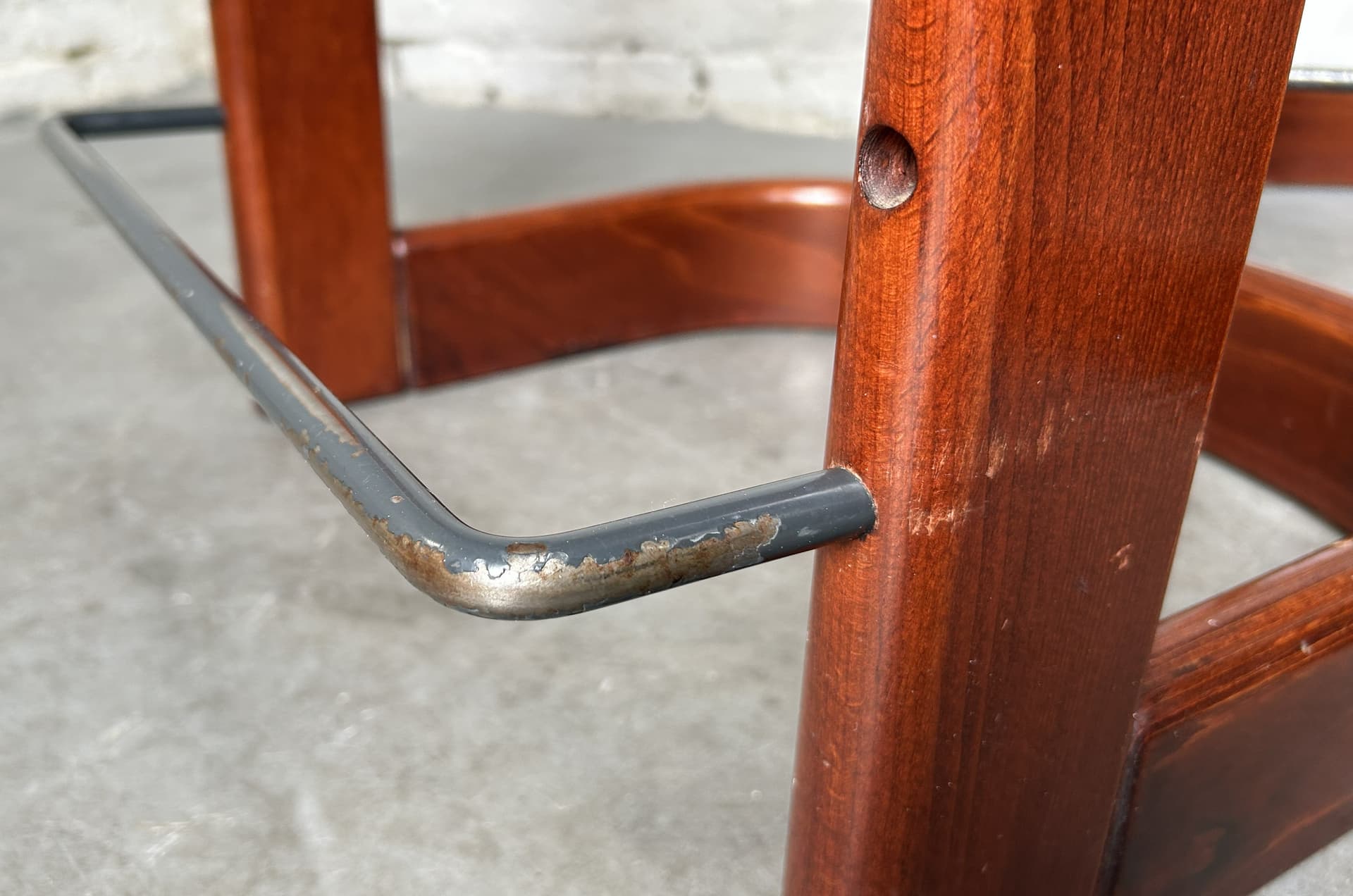 Komplet trzech hokerów barowych brutalistycznych, drewno brązowy, skóra ekologiczna beżowy, metal, lata 70. - 346626