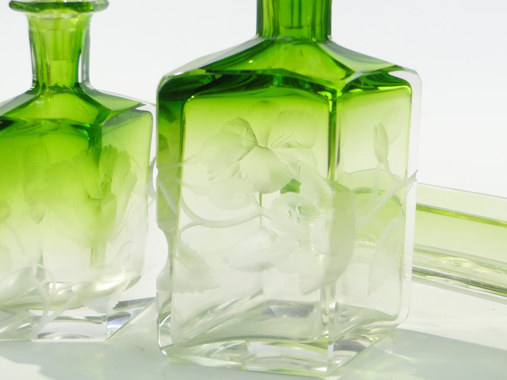 Toilet set Intaglio, emerald green transparent, soda-lime glass, Ludwig Moser & Söhne, Czech Republic, early 20th c. - 346732