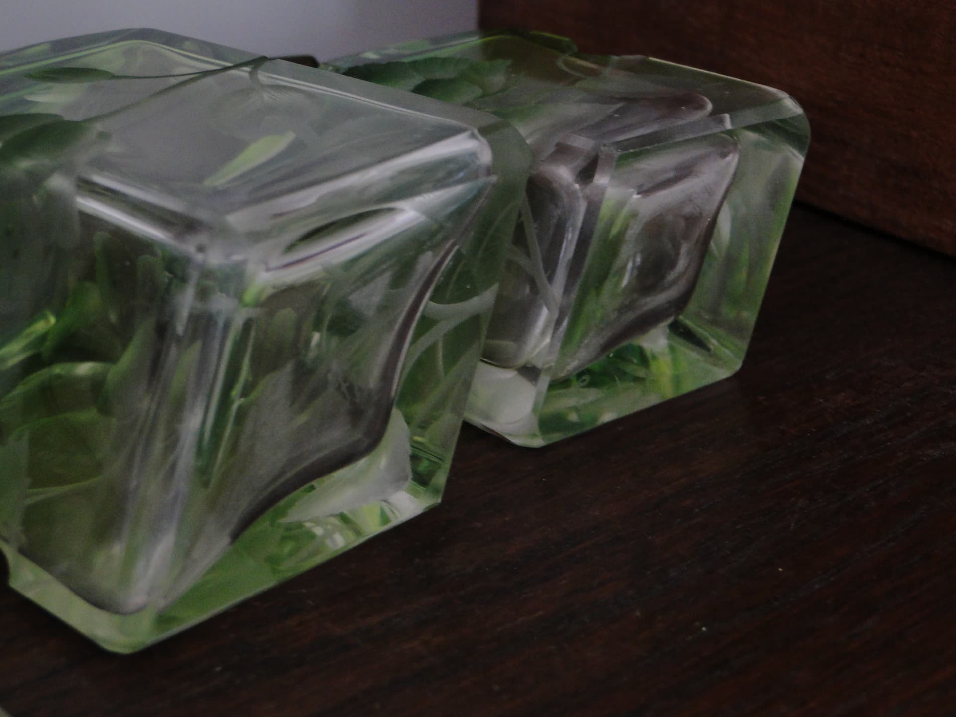 Toilet set Intaglio, emerald green transparent, soda-lime glass, Ludwig Moser & Söhne, Czech Republic, early 20th c. - 346740