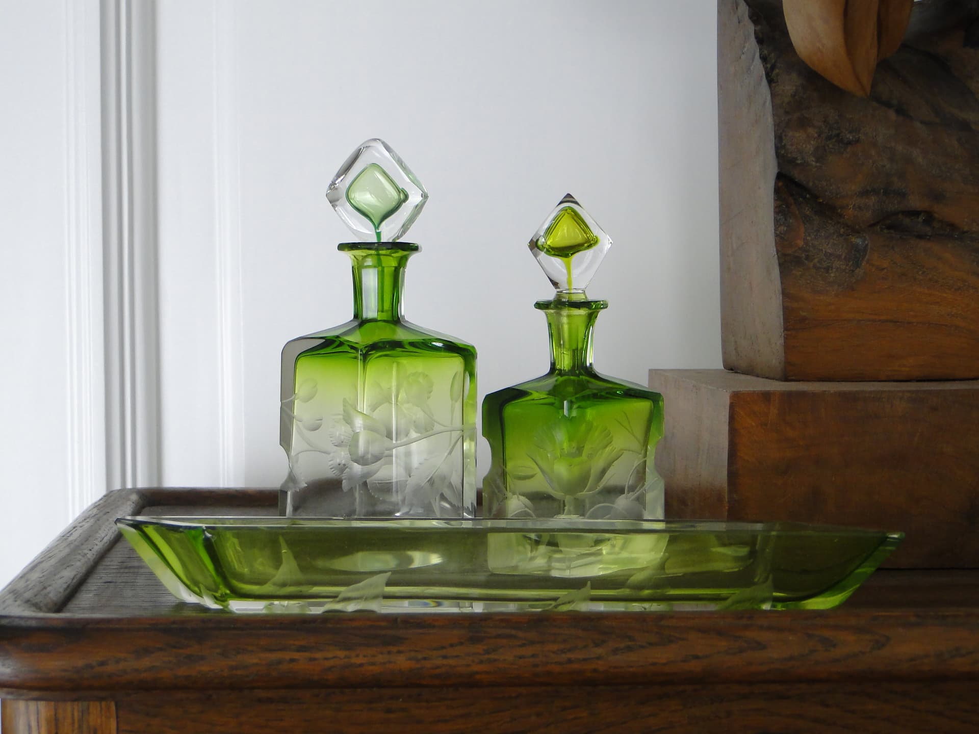 Toilet set Intaglio, emerald green transparent, soda-lime glass, Ludwig Moser & Söhne, Czech Republic, early 20th c. - 346739