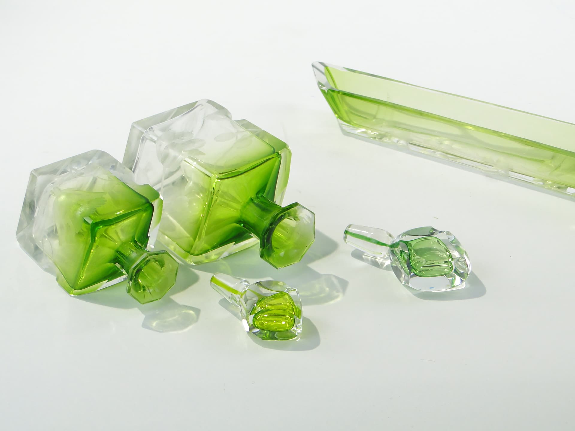 Toilet set Intaglio, emerald green transparent, soda-lime glass, Ludwig Moser & Söhne, Czech Republic, early 20th c. - 346738