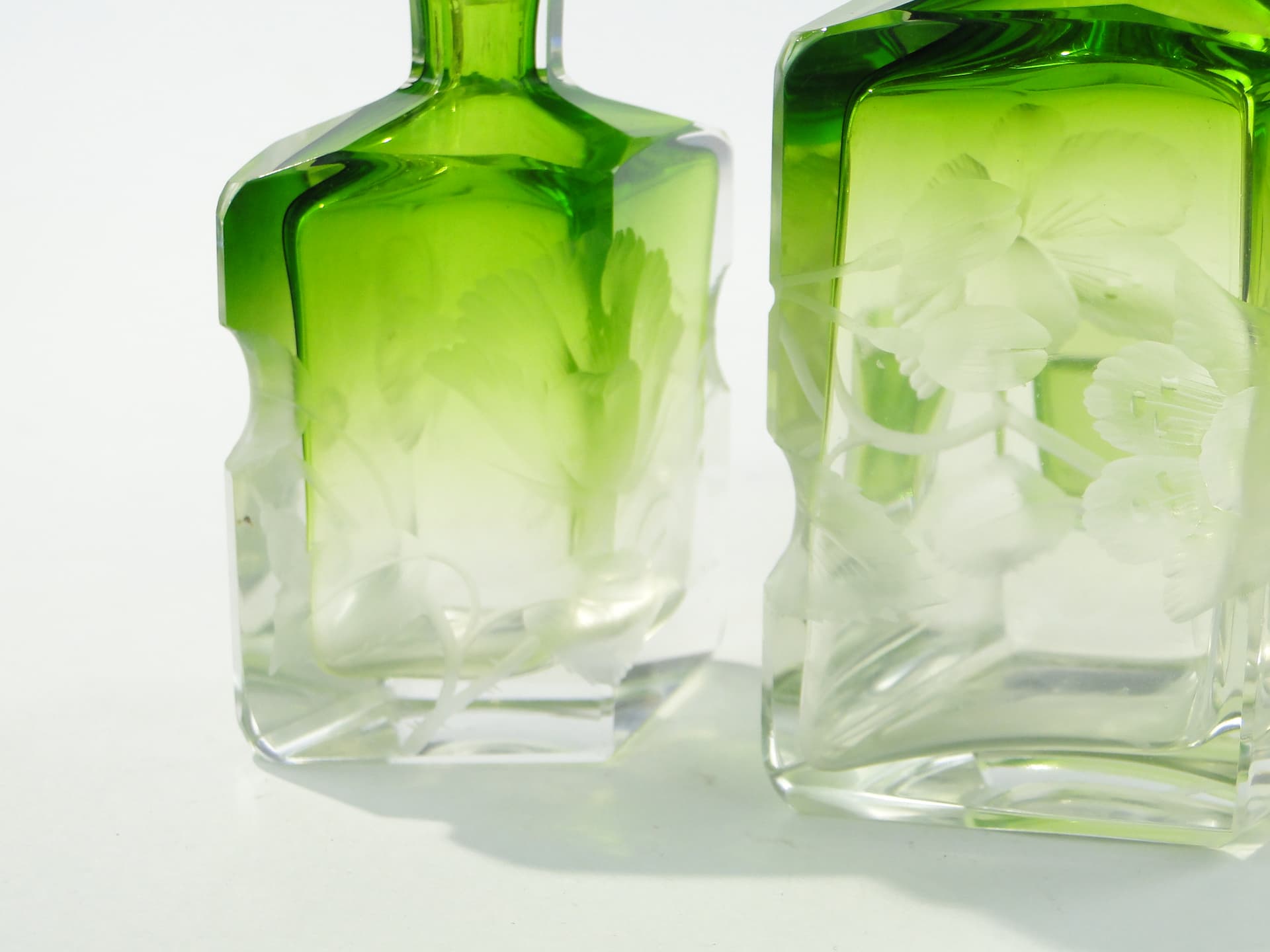 Toilet set Intaglio, emerald green transparent, soda-lime glass, Ludwig Moser & Söhne, Czech Republic, early 20th c. - 346735