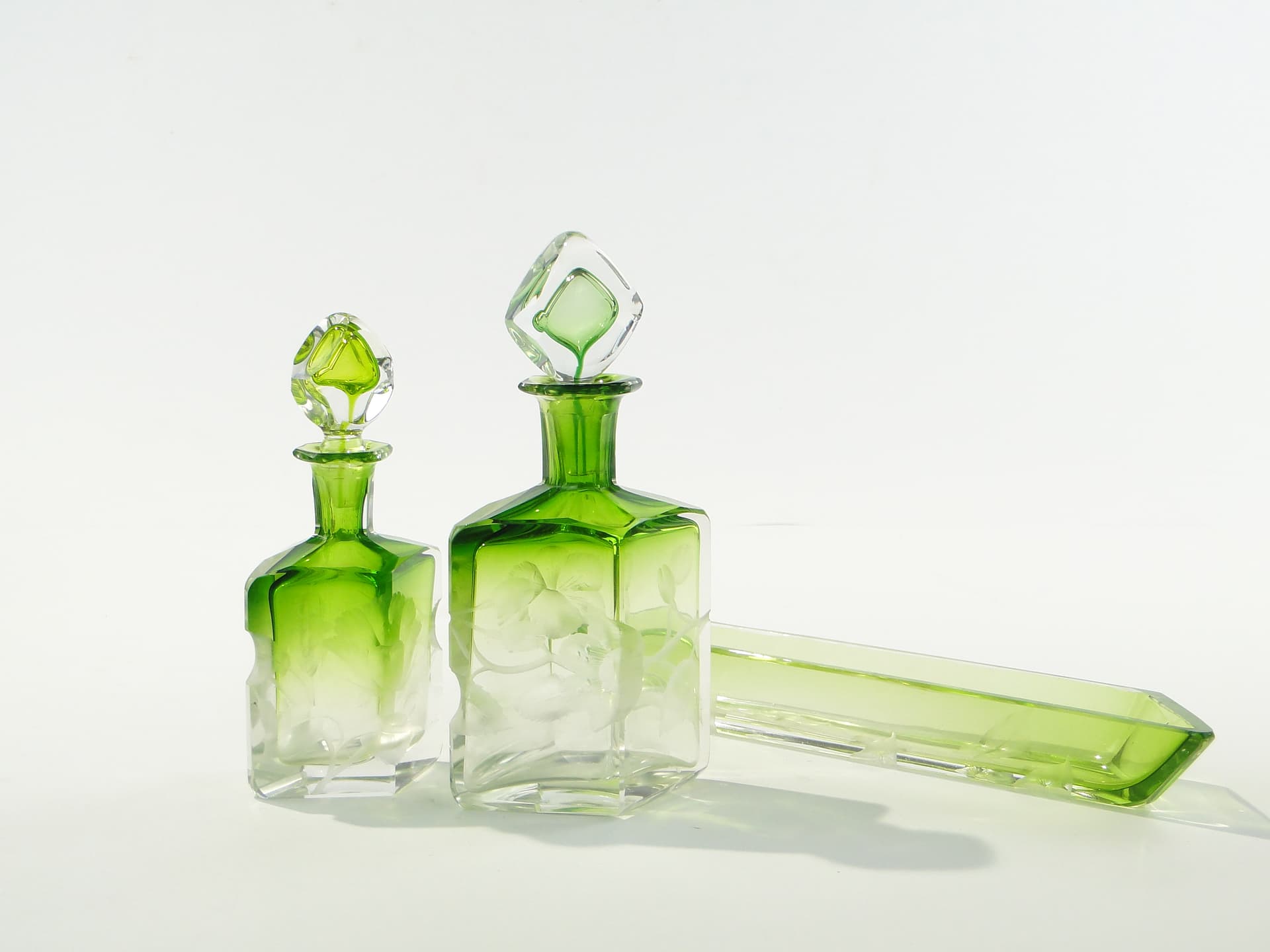 Toilet set Intaglio, emerald green transparent, soda-lime glass, Ludwig Moser & Söhne, Czech Republic, early 20th c. - 346734