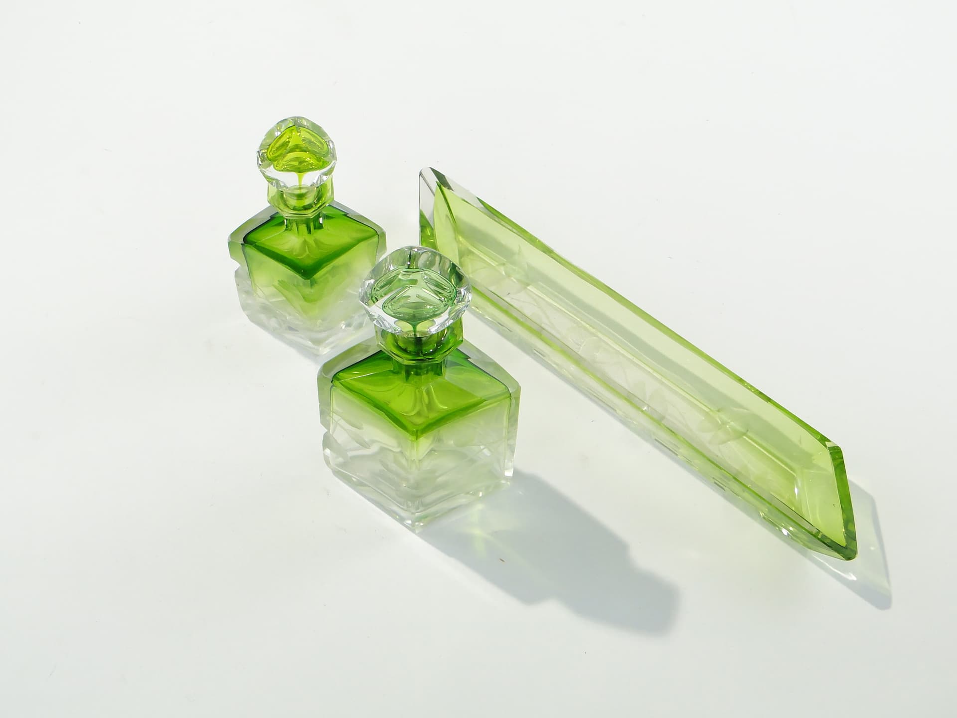 Toilet set Intaglio, emerald green transparent, soda-lime glass, Ludwig Moser & Söhne, Czech Republic, early 20th c. - 346733