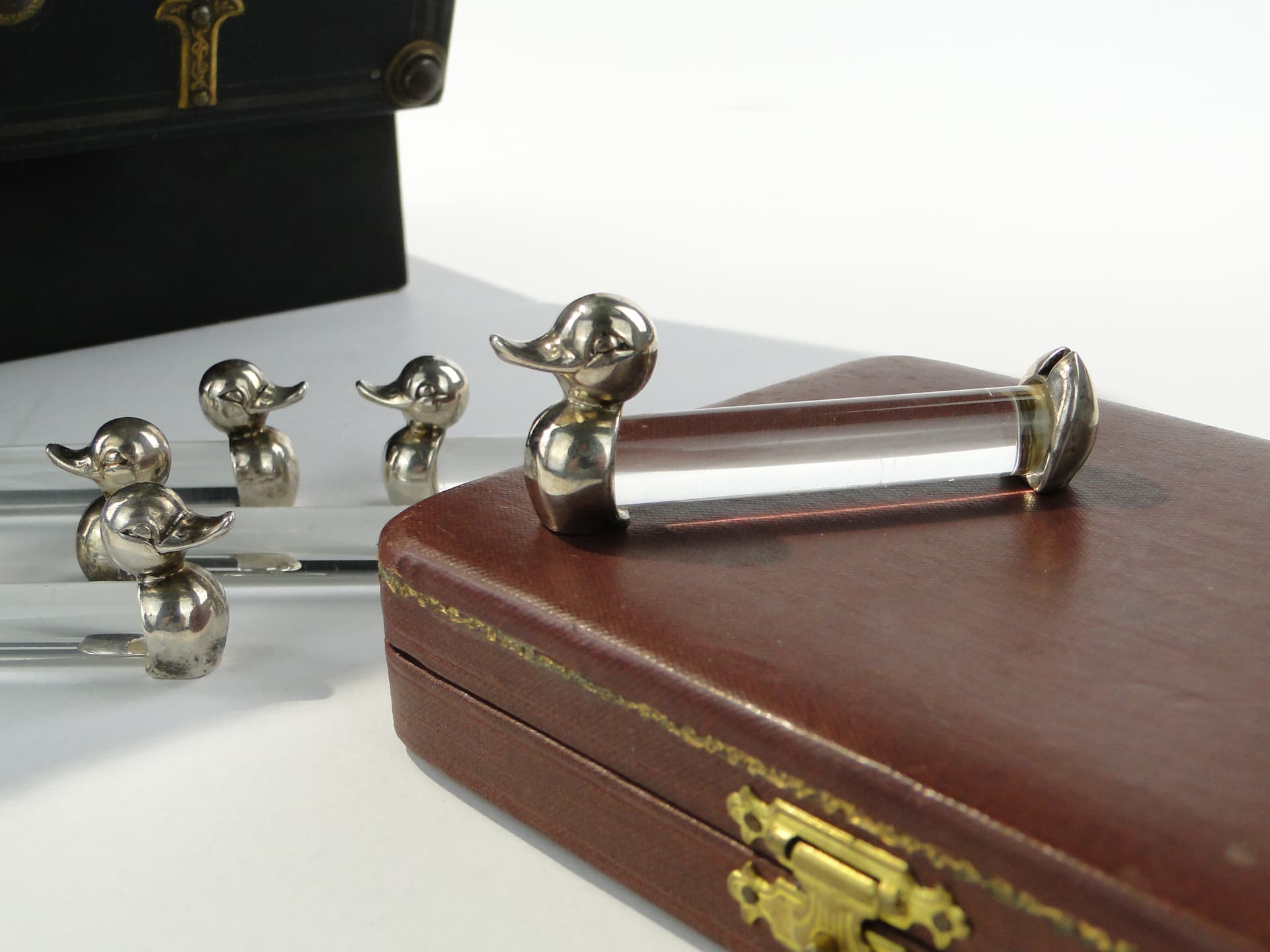 Set of table card holders, figural, transparent crystal, silver metal, France, 1950s - 346742